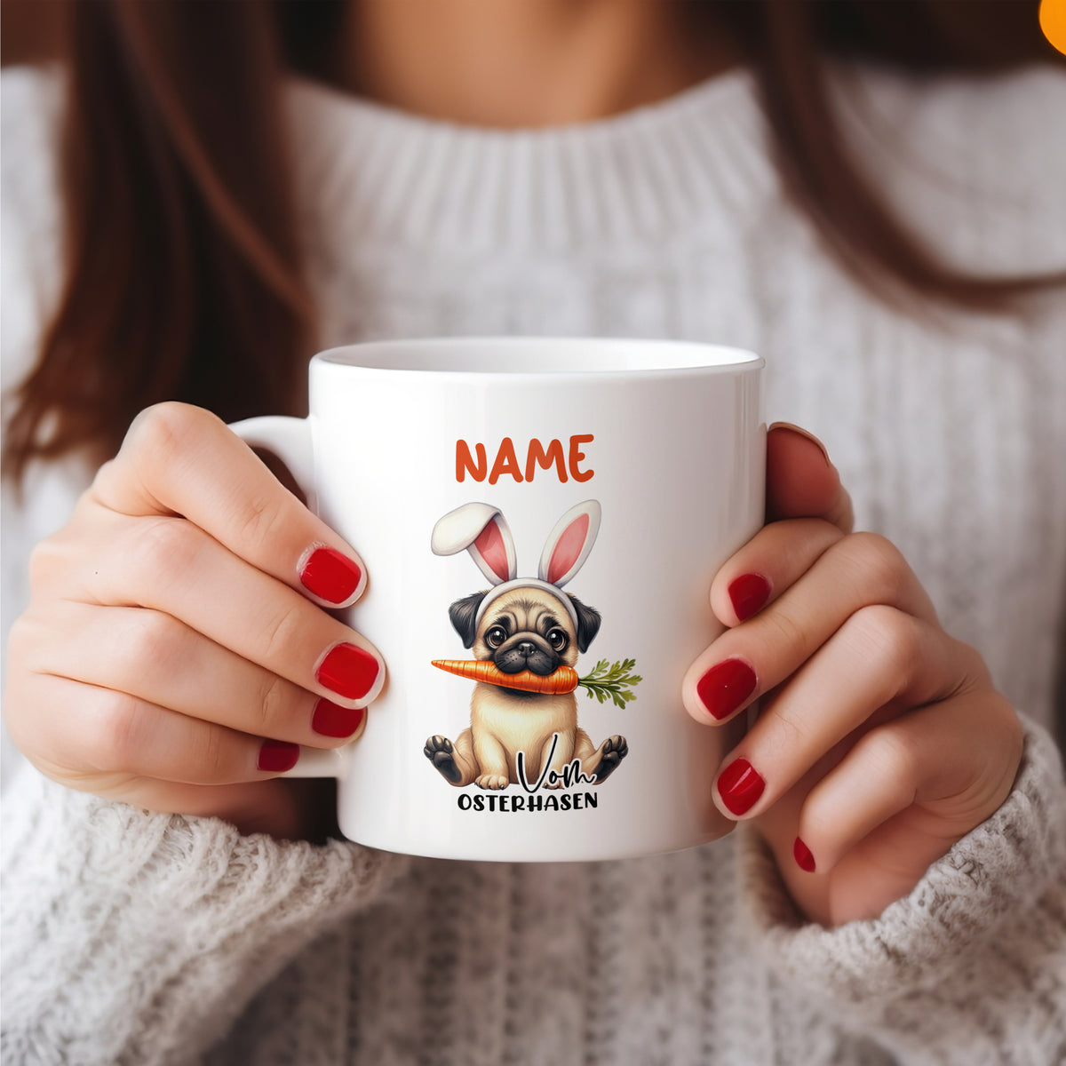 Weißer Kaffeebecher mit Pug und Osterhasenohren.