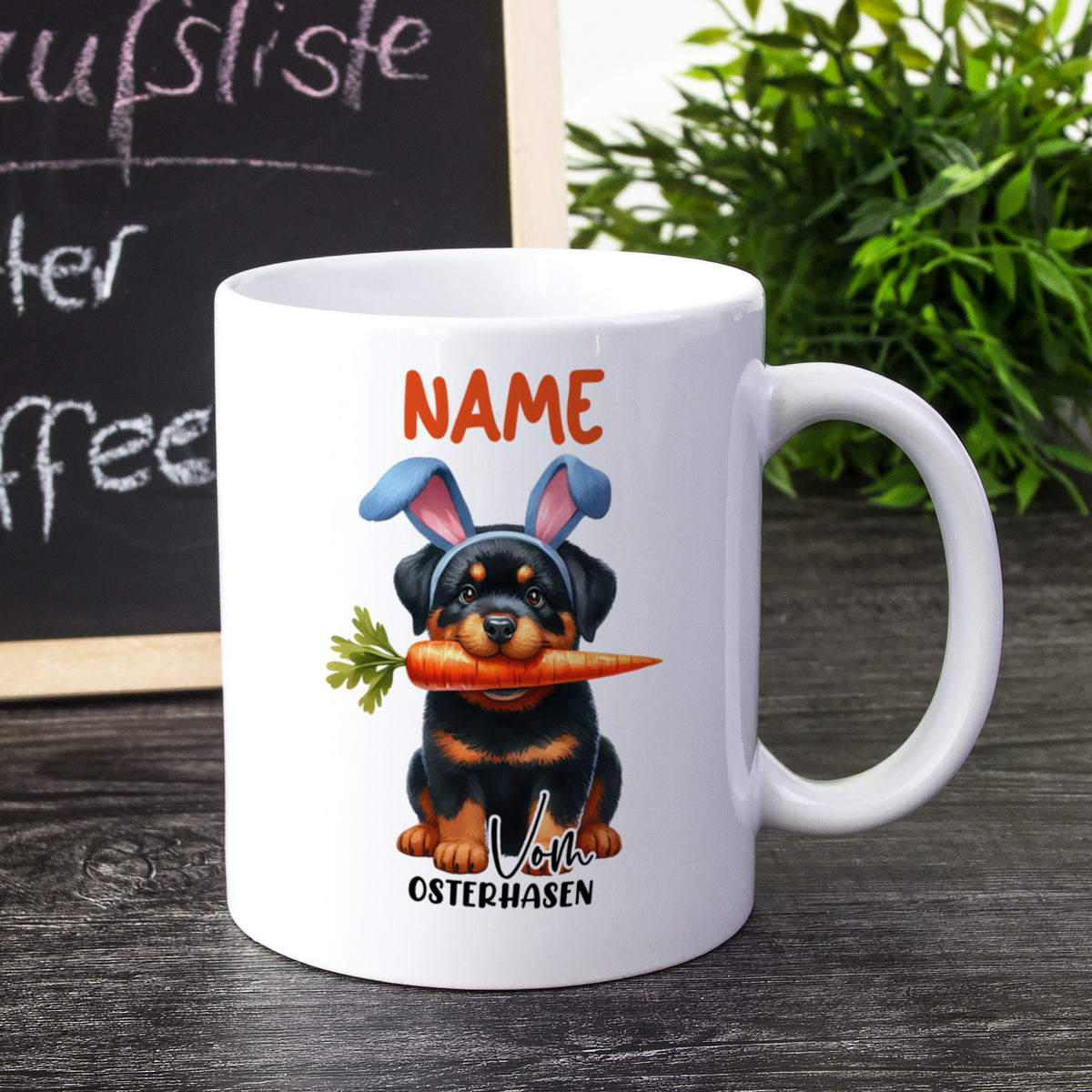 Weißer Kaffeebecher mit Rottweiler und Karotte, Osterdesign.