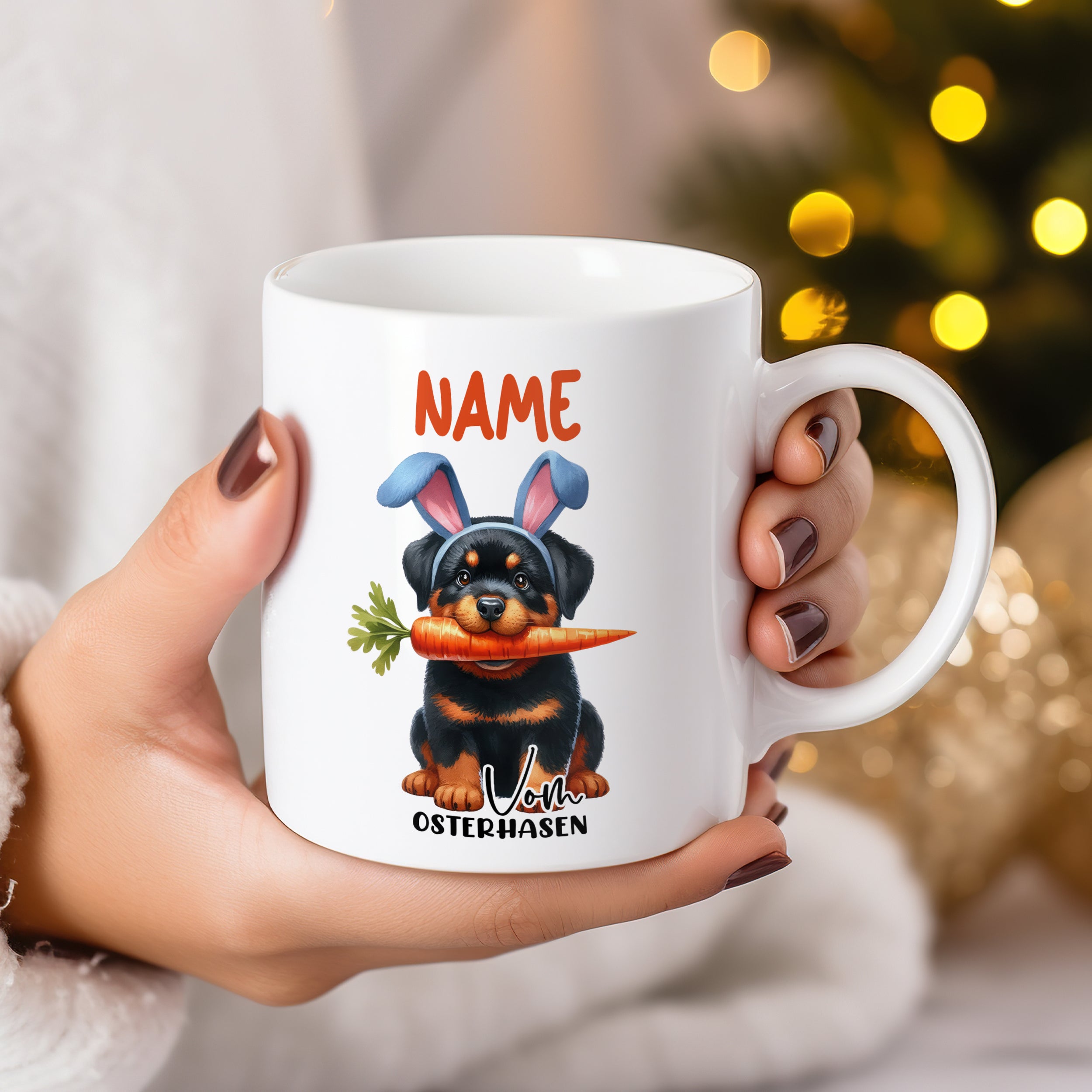Weißer Kaffeebecher mit Rottweiler und Karotte, Osterdesign.
