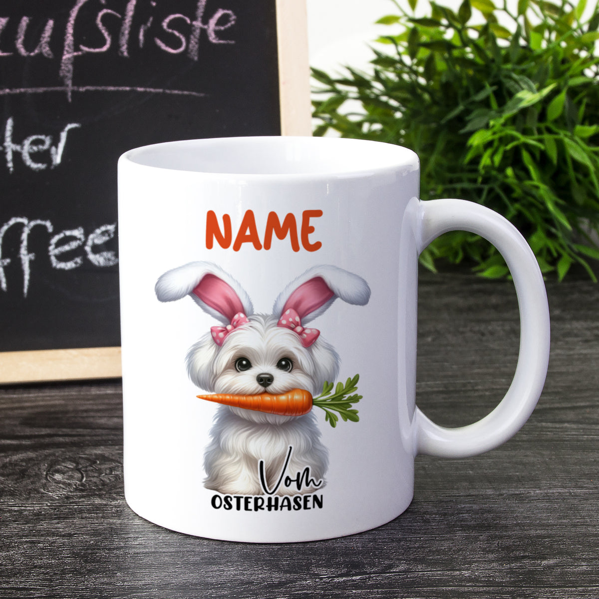 Weißer Kaffeebecher mit niedlichem Hasenhund und Karotte.