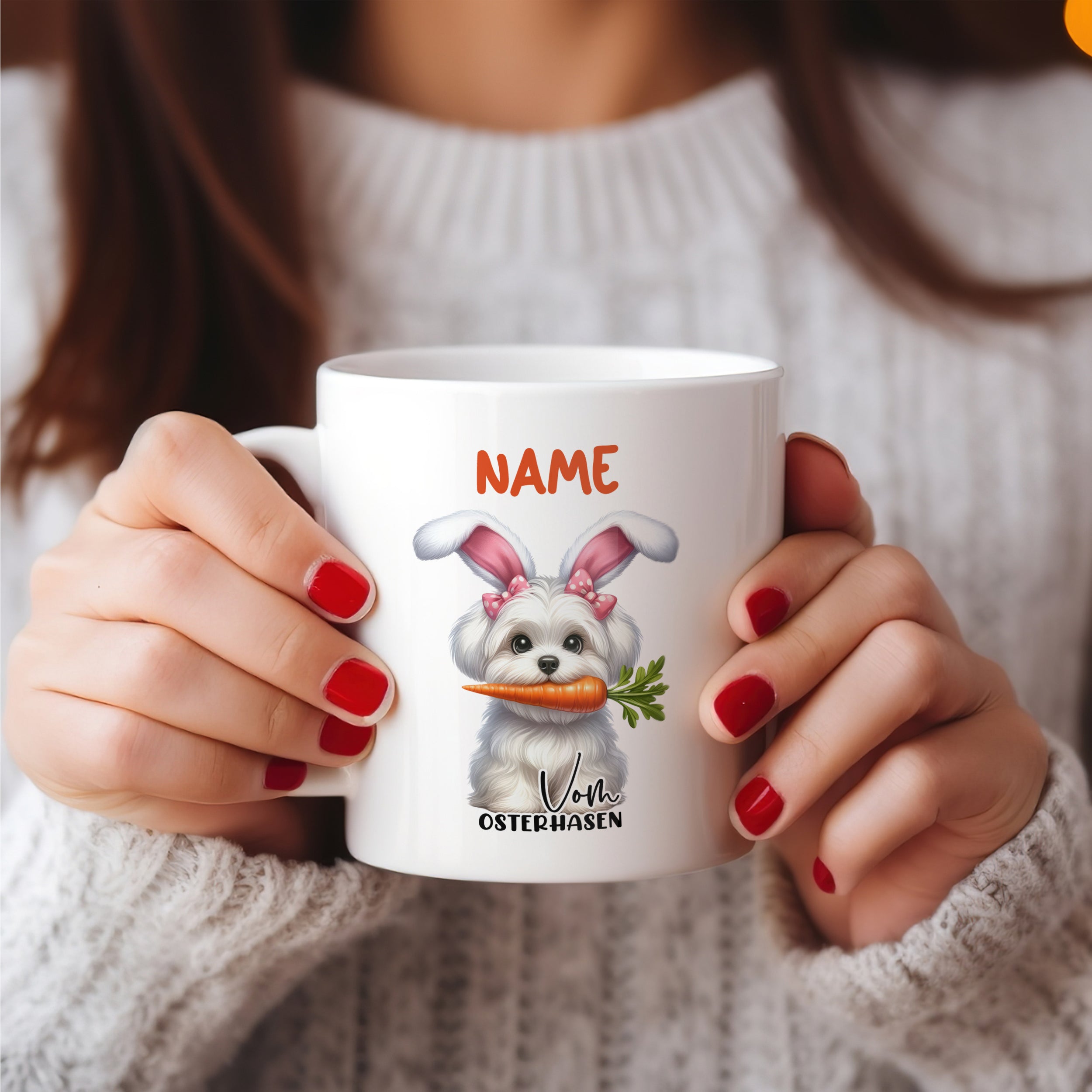Weißer Kaffeebecher mit Häschen und Karotte.