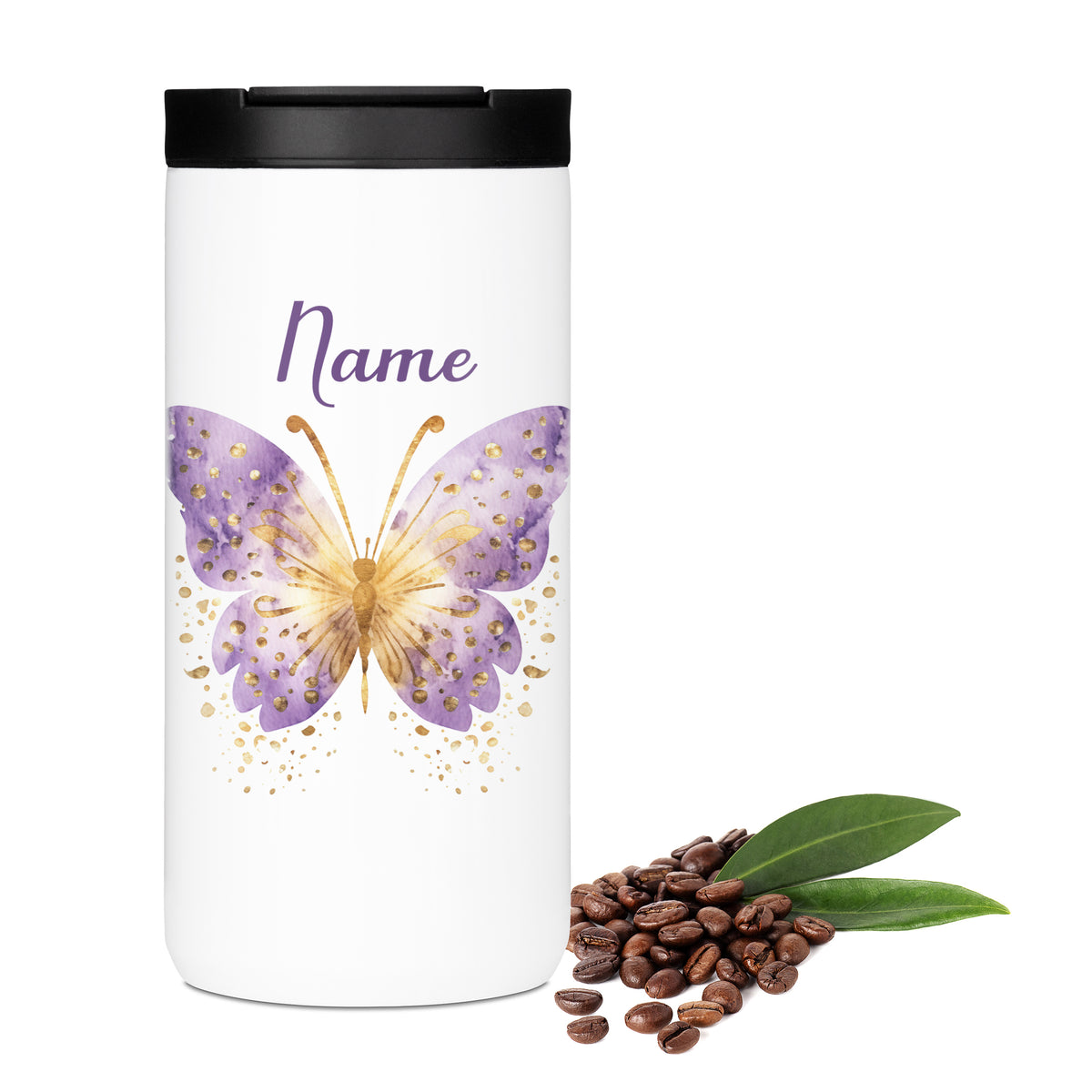 Weißer Kaffeebecher mit lila Schmetterling und personalisierbarem Namen.