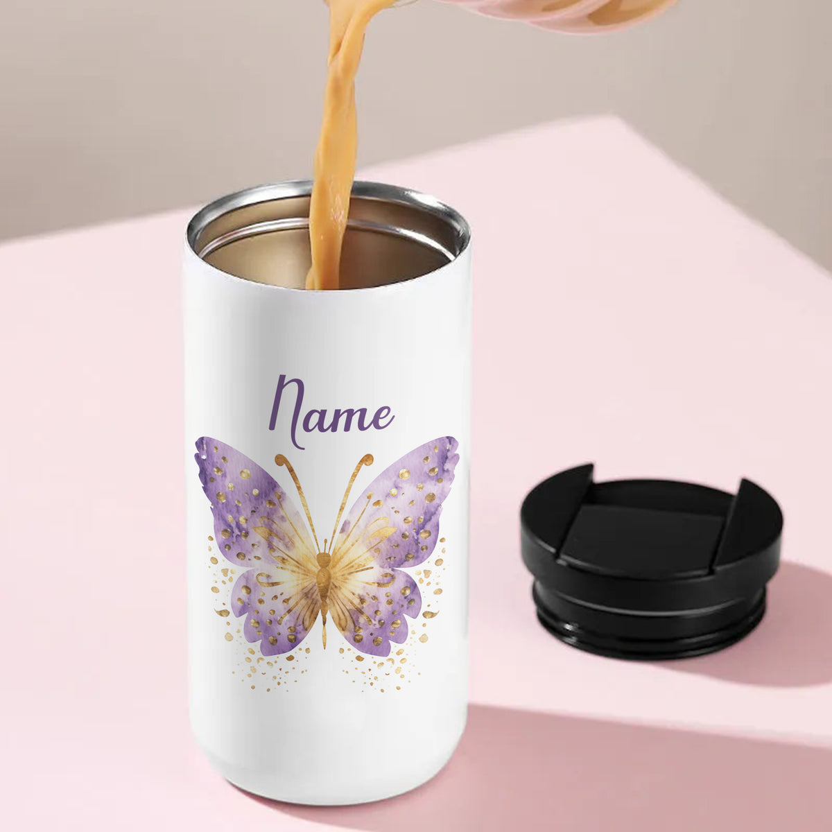 Weißer Becher mit lila Schmetterling und personalisiertem Namen.
