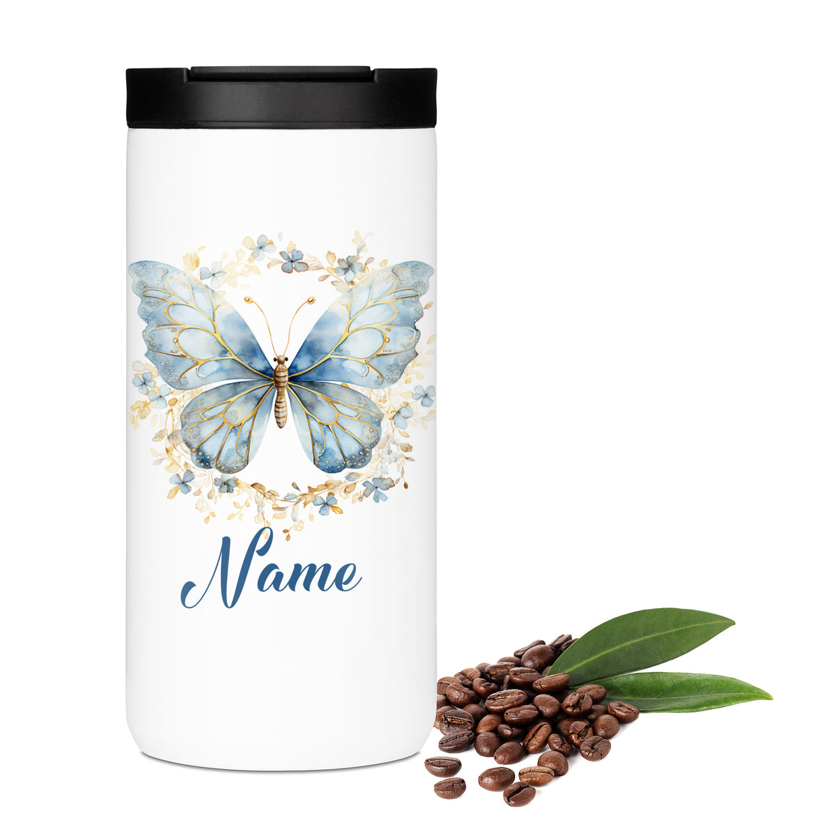 Weißer Kaffeebecher mit blauer Schmetterlingsillustration und personalisiertem Namen.