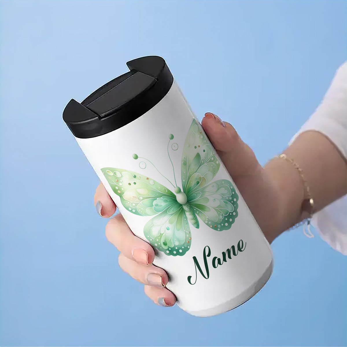 Becher mit grünem Schmetterlingsdesign und personalisierbarem Namen.