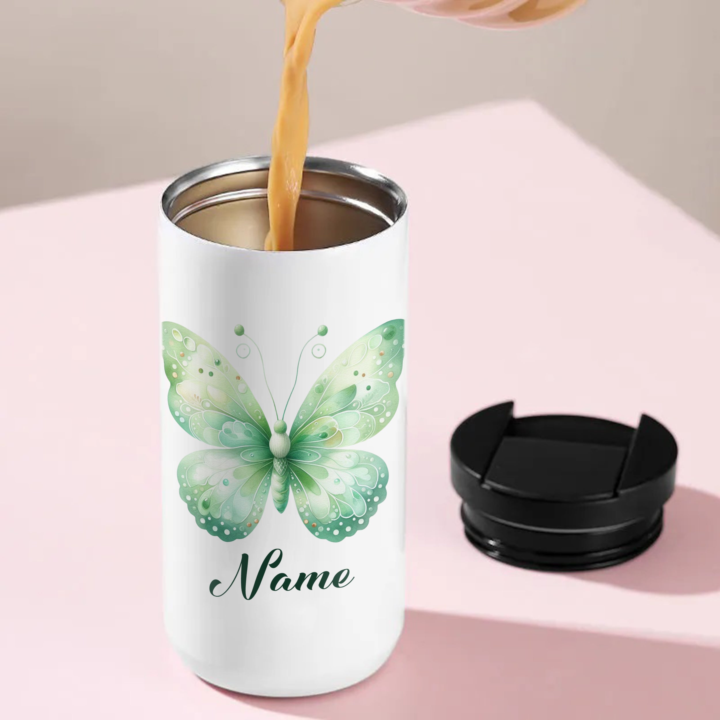 Weißer Becher mit grünem Schmetterlingsmotiv und personalisiertem Namen.