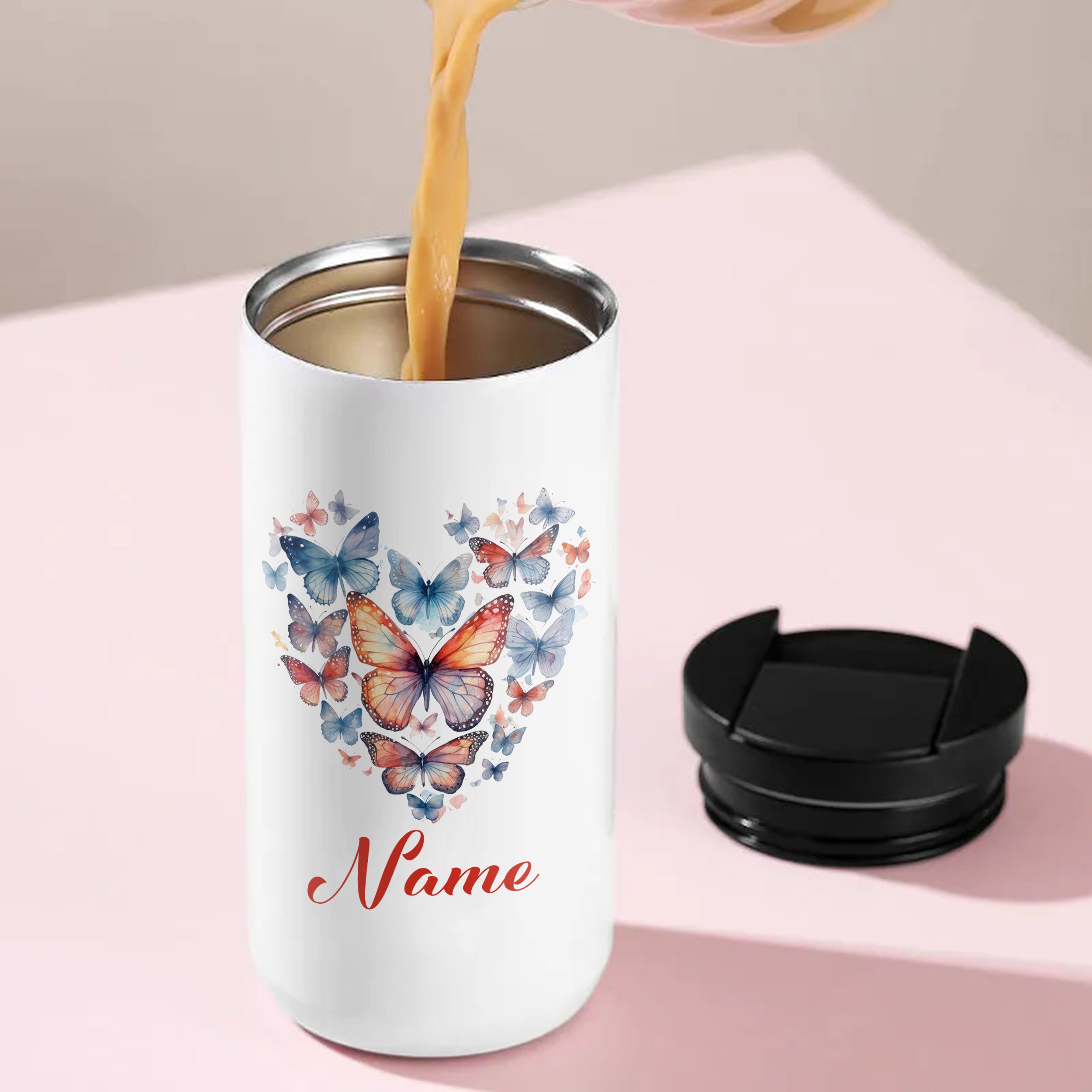 Weißer Thermobecher mit bunten Schmetterlingen und Namen.