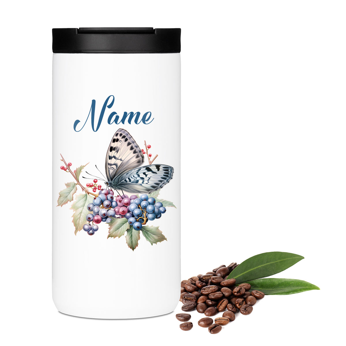 Weißer Kaffeebecher mit Schmetterling und Beerenmotiv.
