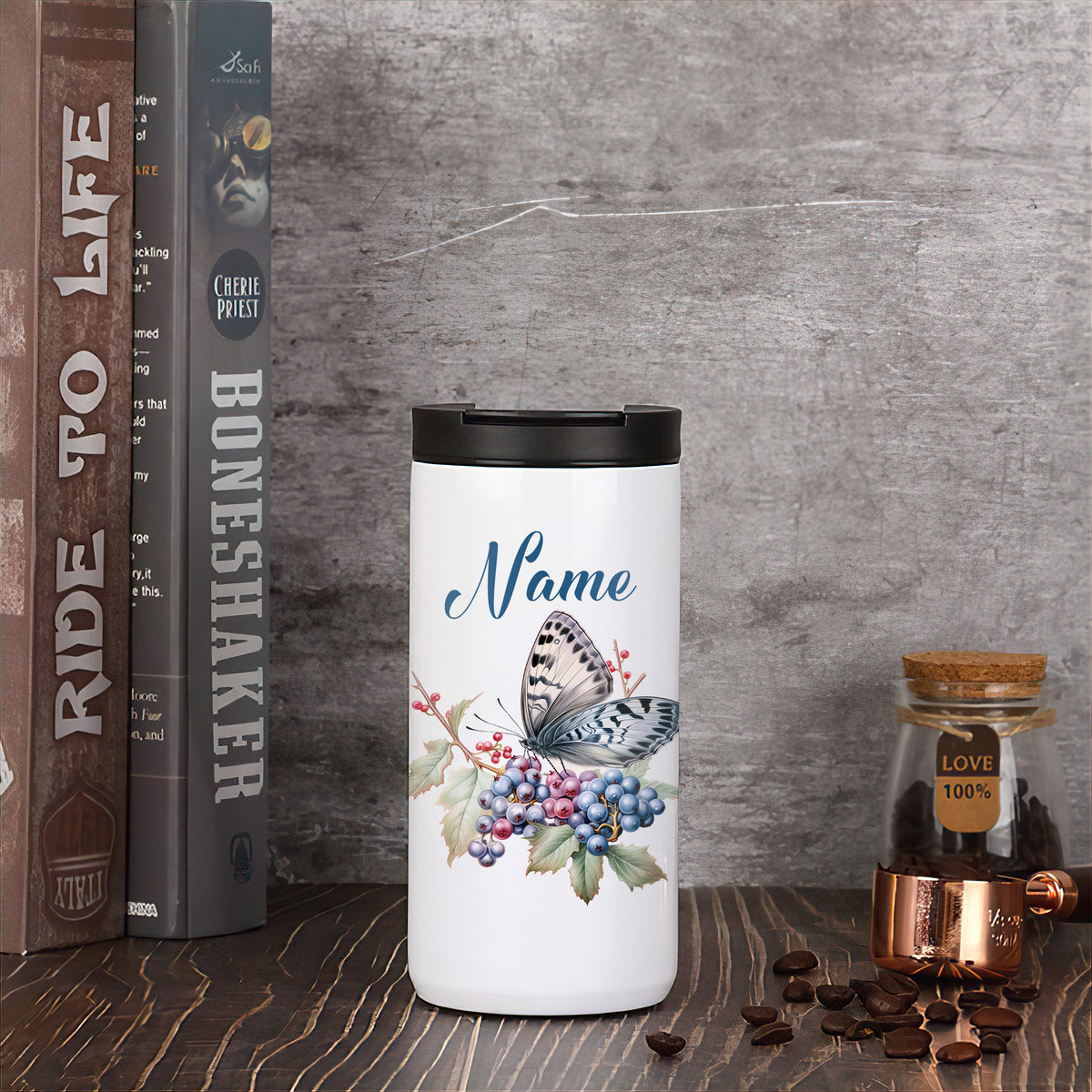 Weißer Thermobecher mit buntem Vogel- und Beerendesign.