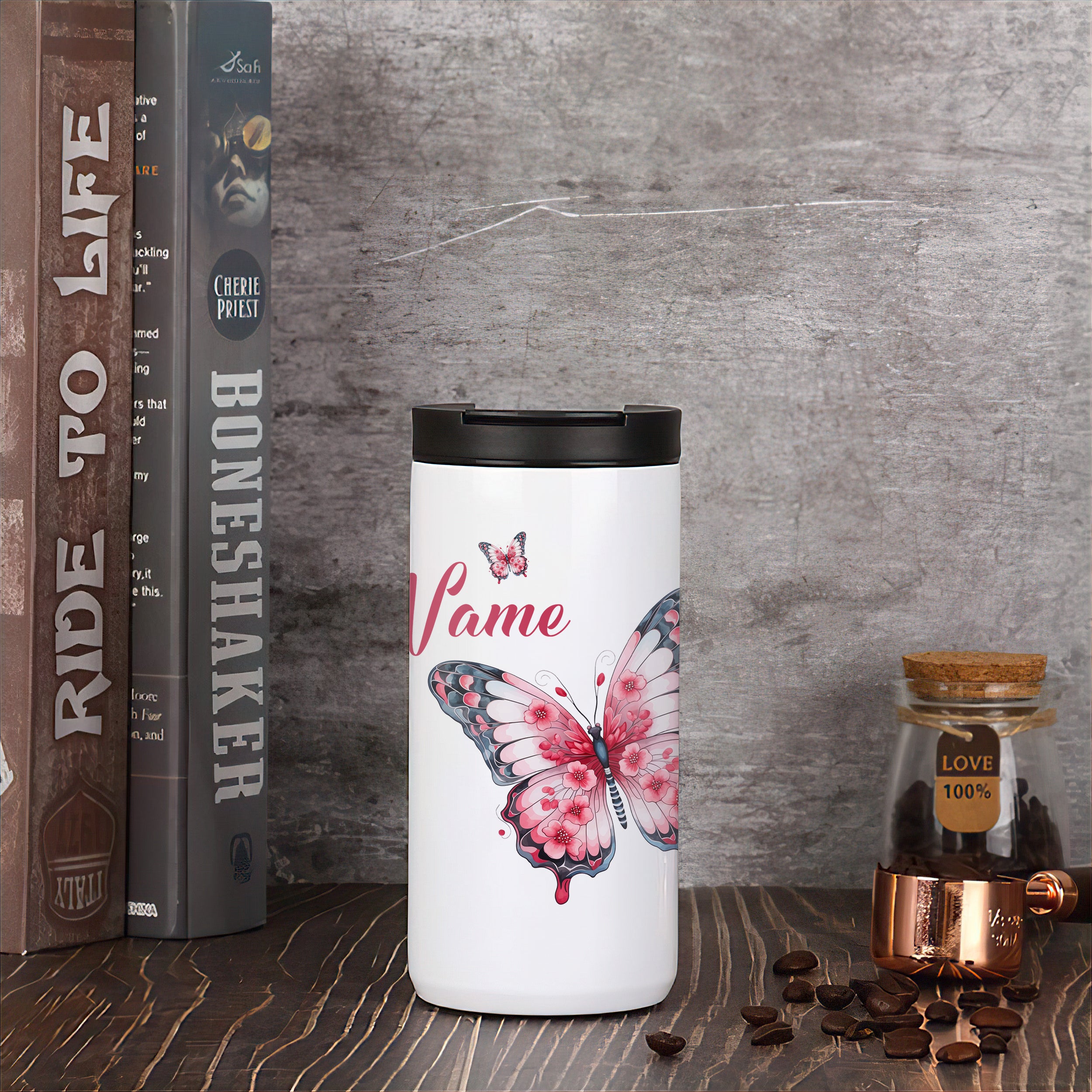 Weißer Kaffeebecher mit Schmetterlingsdesign und rotem Schriftzug.