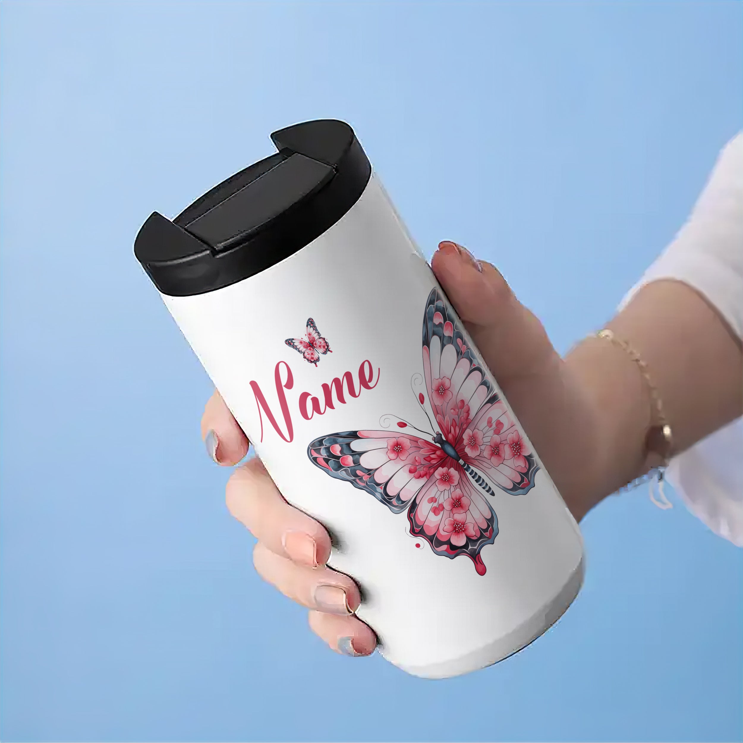 Weißer Becher mit Schmetterling und personalisiertem Namen.