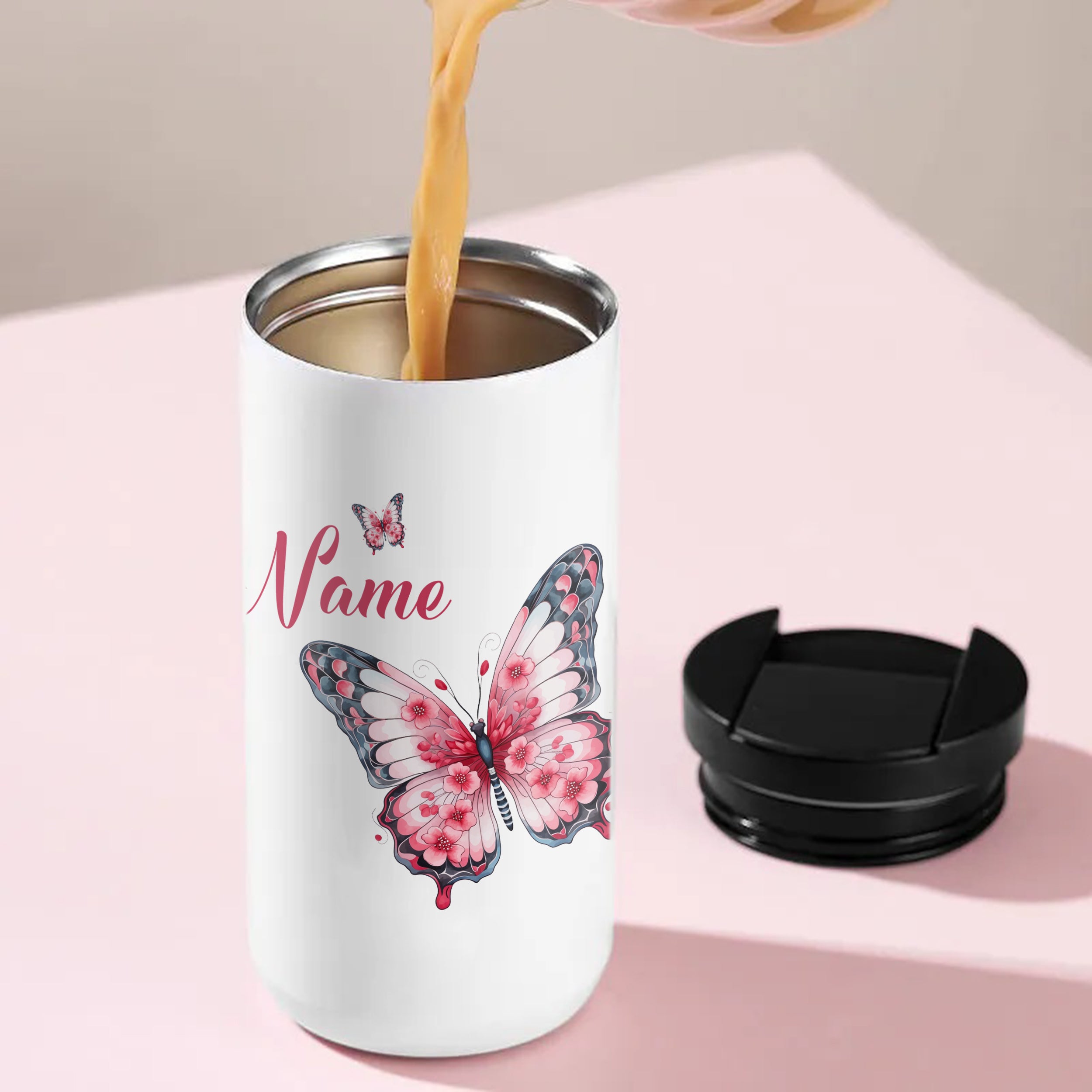 Weißer Thermobecher mit pinkem Schmetterlingsdesign und personalisierbarem Namen.