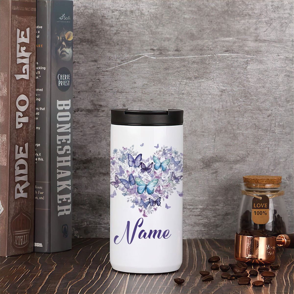 Weißer Kaffeebecher mit lila Schmetterlingen und personalisiertem Namen.