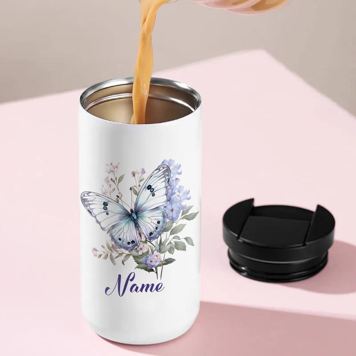 Weißer Becher mit Schmetterling und Blumenmotiv, personalisierbar.