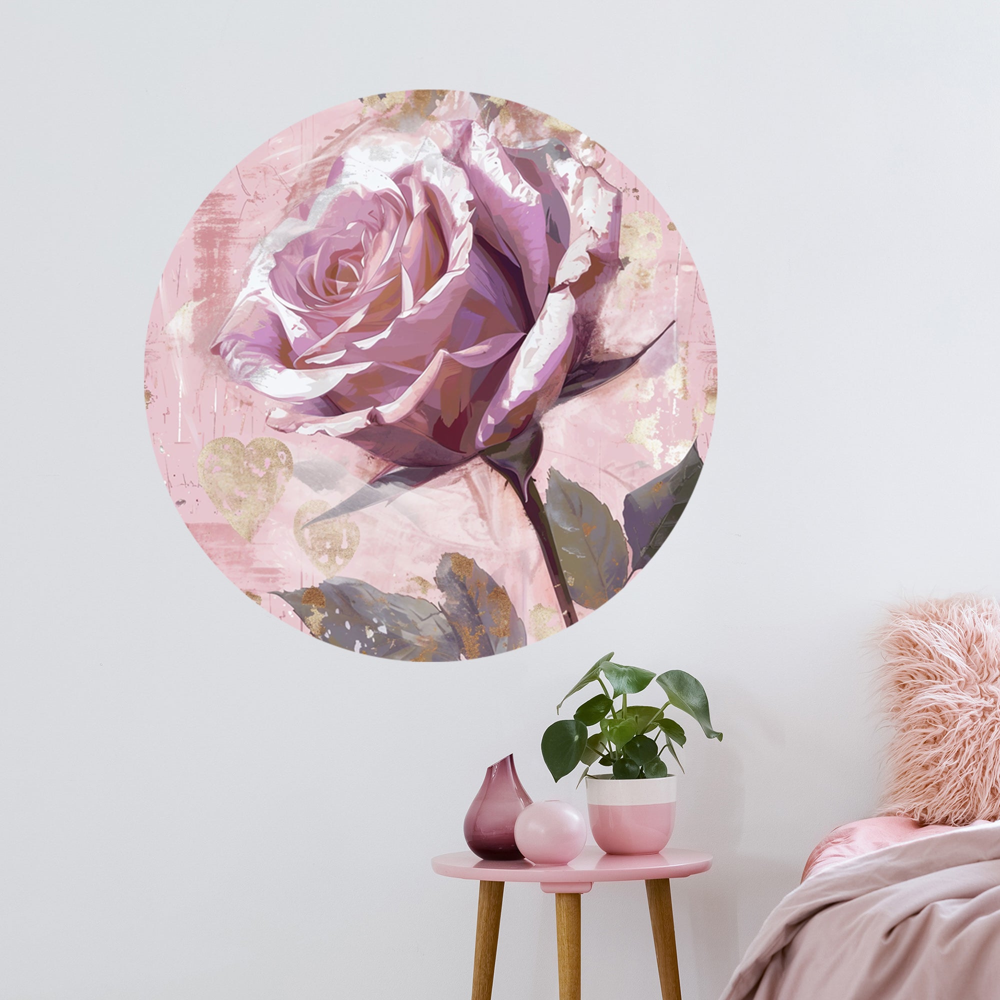 Rosa Wanddekoration mit einer großen lila Rose und goldenen Akzenten.