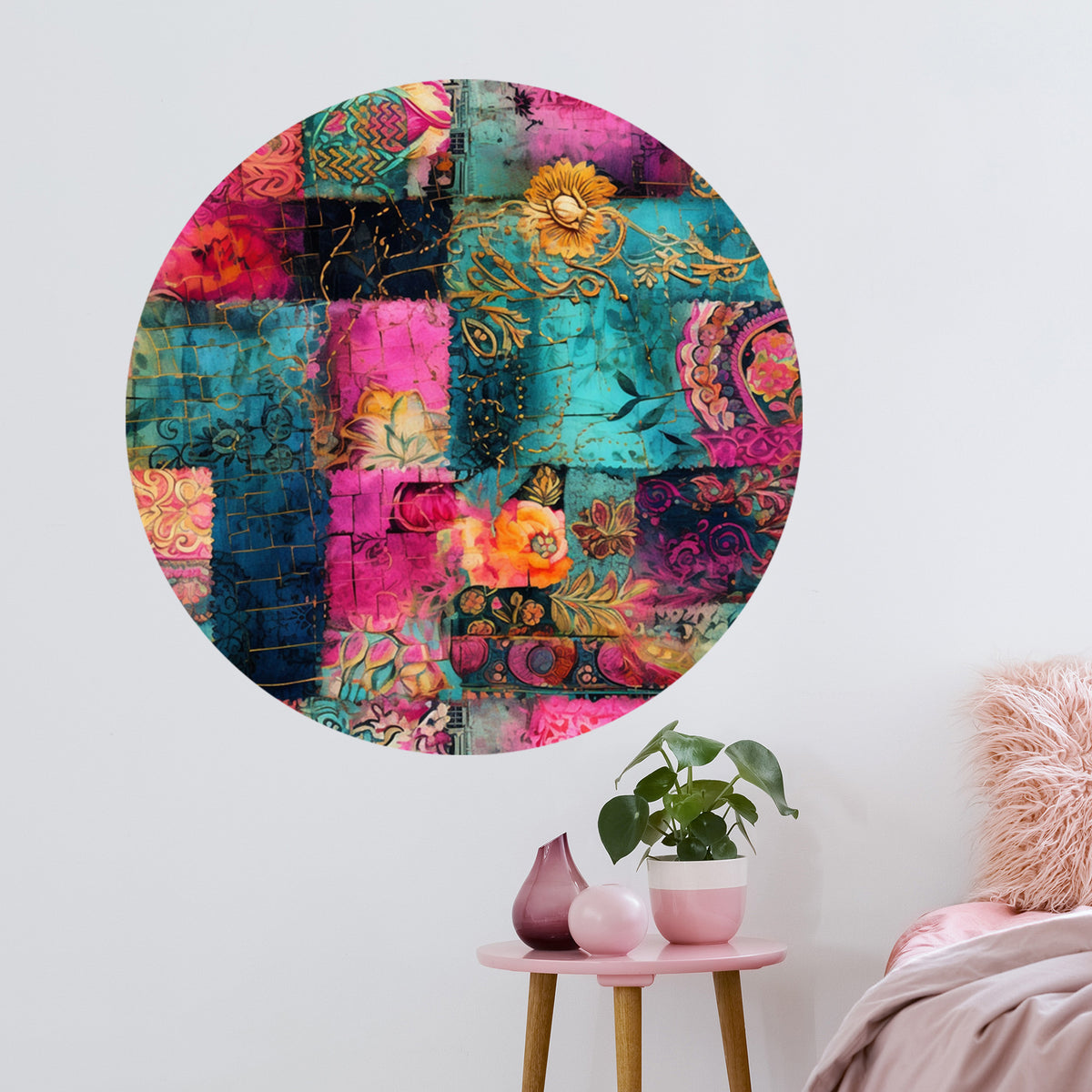 Bunter Wandaufkleber mit floralen Mustern in Pink und Blau.