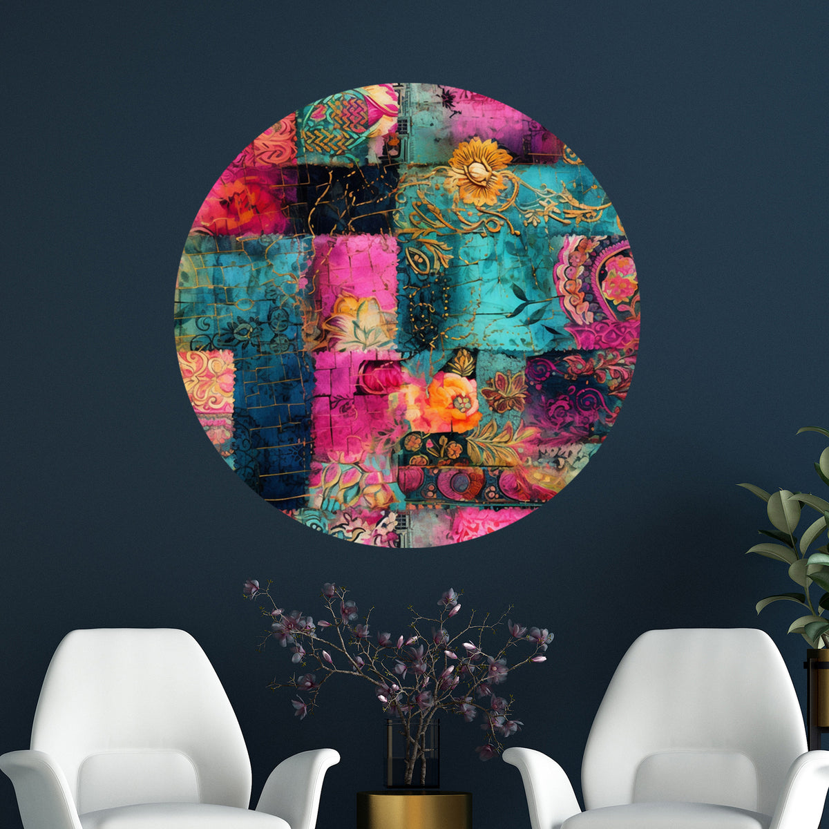Bunter runder Wandteppich in Blau, Pink und Gold.
