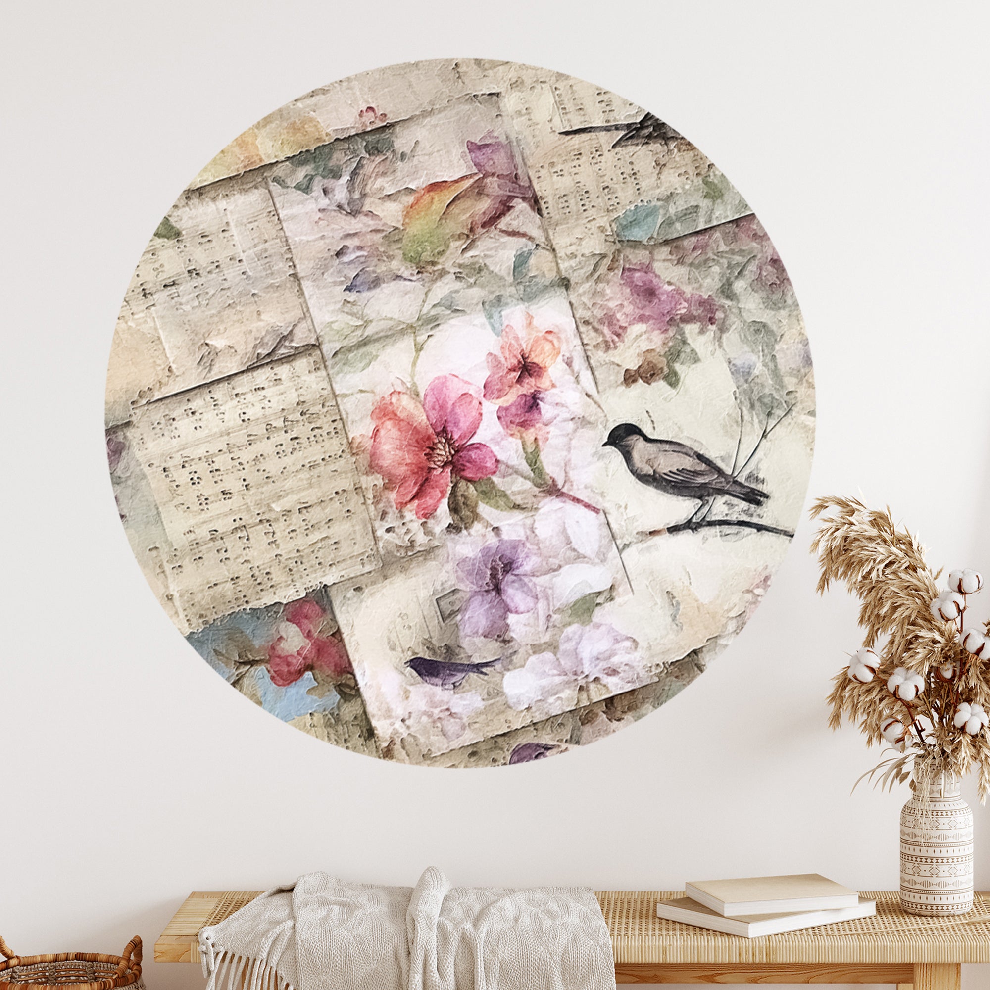 Runde Wanddekoration mit floralen Motiven und Vögeln.