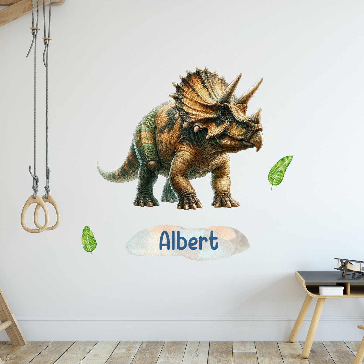 Wandtattoo mit Triceratops und Wunschname an weißer Wand