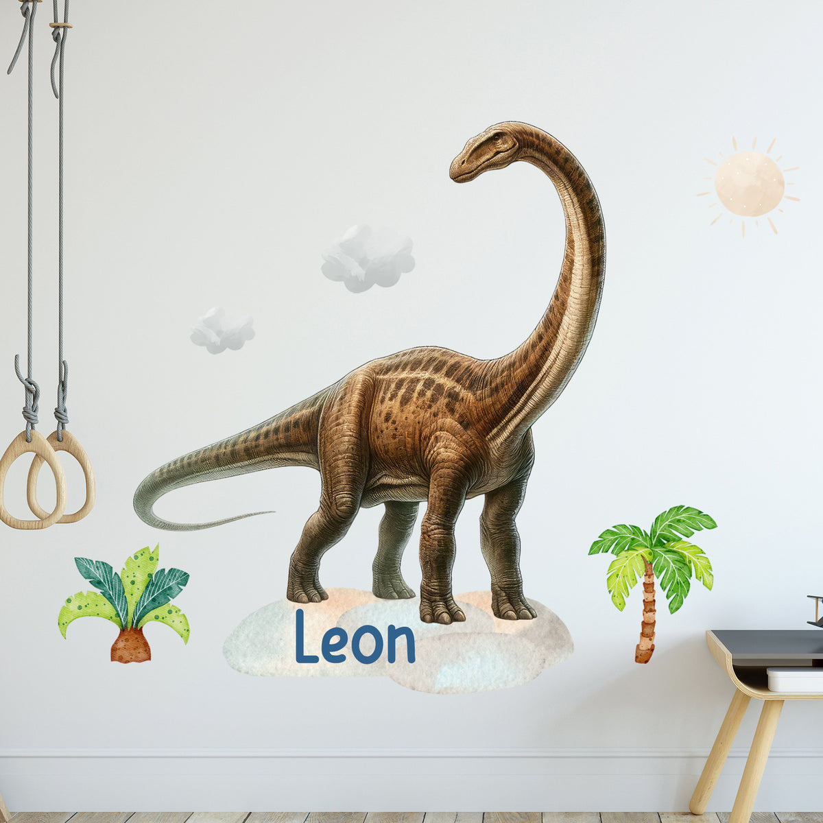 Wandtattoo mit Langhals-Dinosaurier und Wunschname an weißer Wand