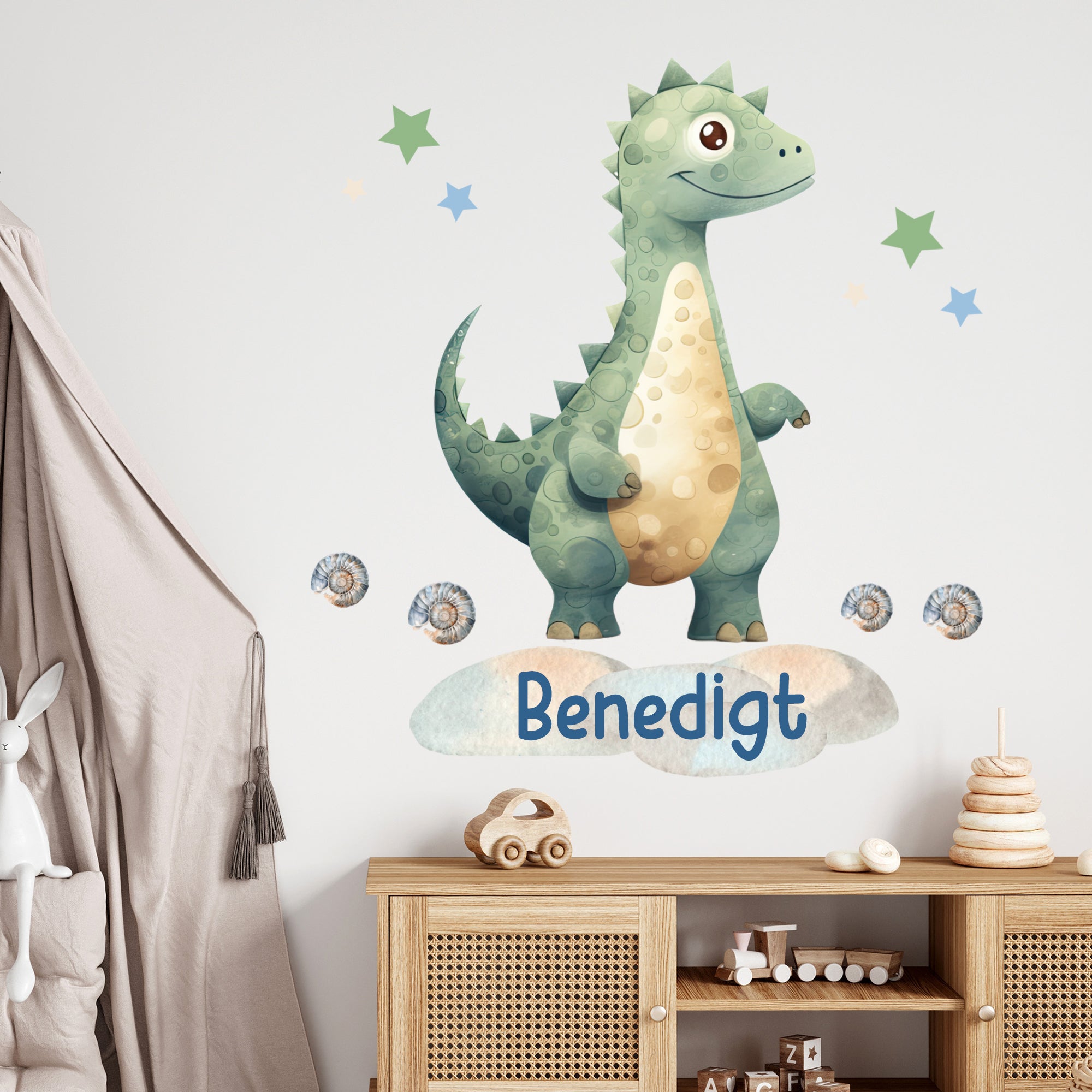 Wandtattoo mit grünem Dinosaurier, Sternen und Wunschname im Kinderzimmer