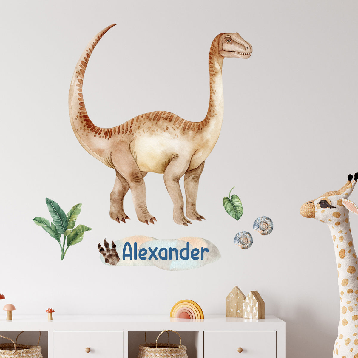 Wandtattoo mit braunem Langhals-Dinosaurier und Wunschname im Kinderzimmer