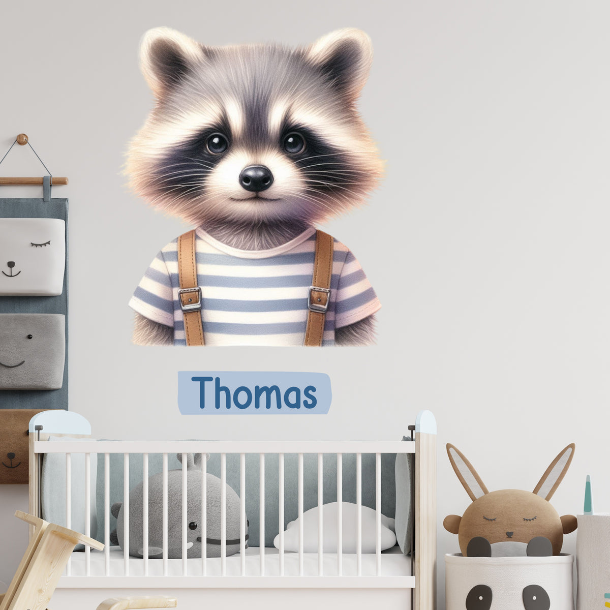 Süßer Waschbär mit gestreiftem Shirt und Namen Thomas.