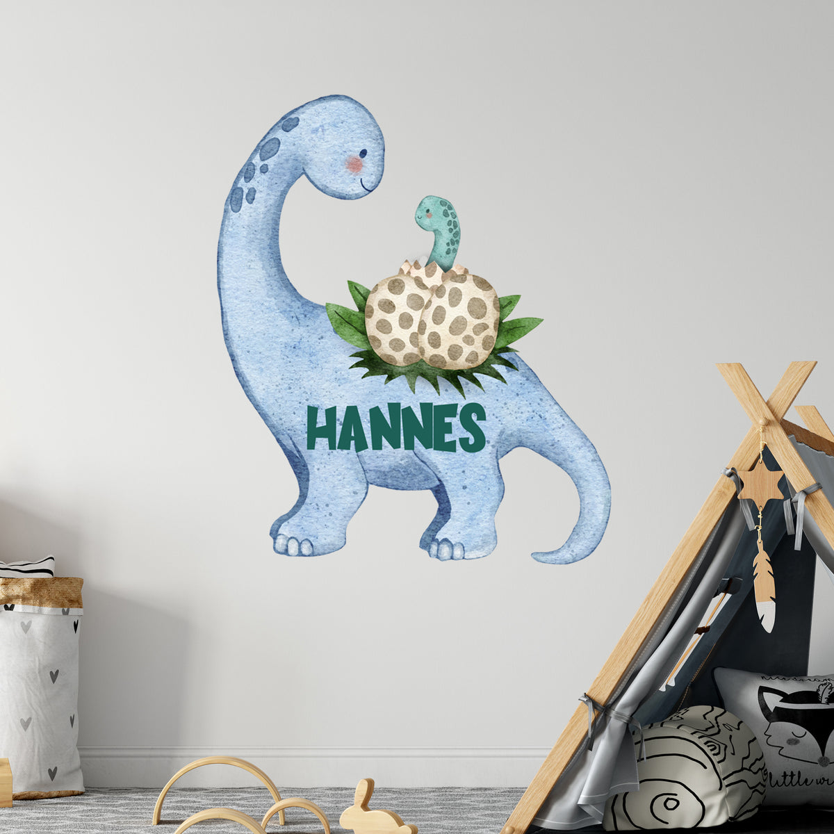 Wandtattoo mit blauem Dinosaurier, Schildkröte und Wunschname an weißer Wand