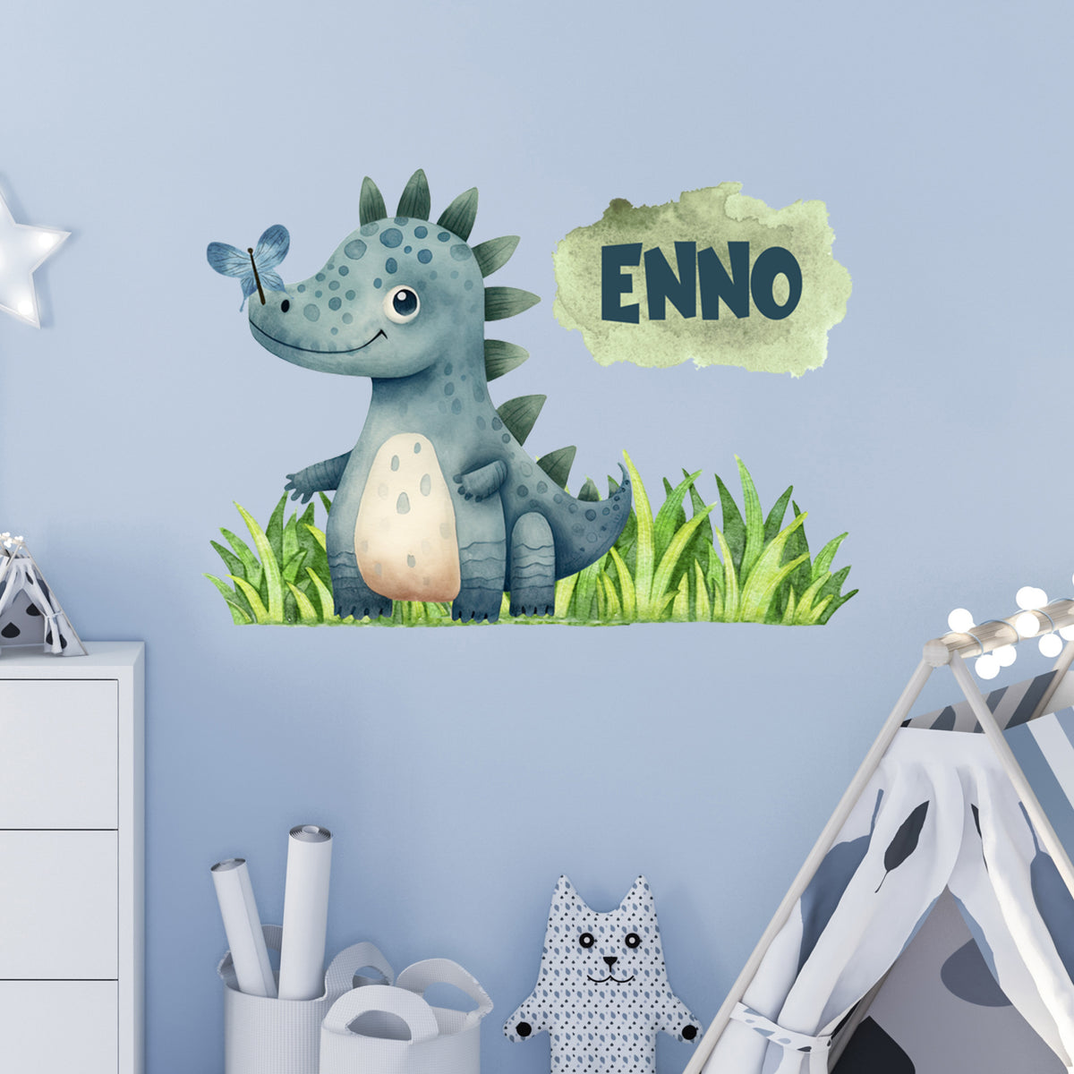 Wandtattoo mit blauem Dinosaurier, Gras und Wunschname im Kinderzimmer