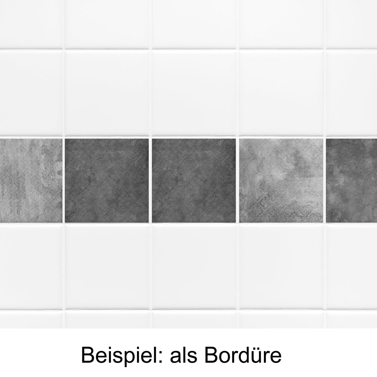 Weiße Fliesen mit grauer Bordüre in verschiedenen Tönen.
