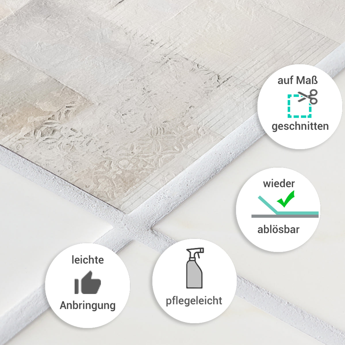 Dekorative, ablösbare Fliesen in hellen, neutralen Farben.