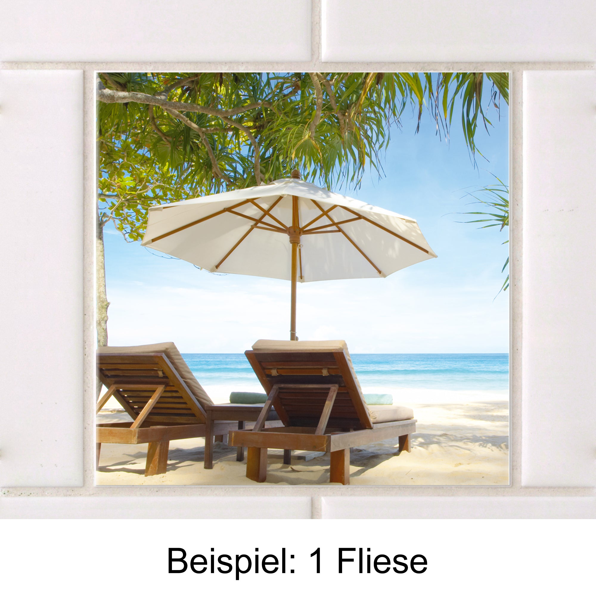 Zwei Liegen unter einem weißen Sonnenschirm am Strand.