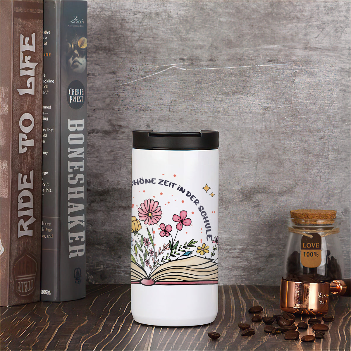 Thermo-Kaffeebecher für Lehrer mit Buch und Blumen in Wohnszene