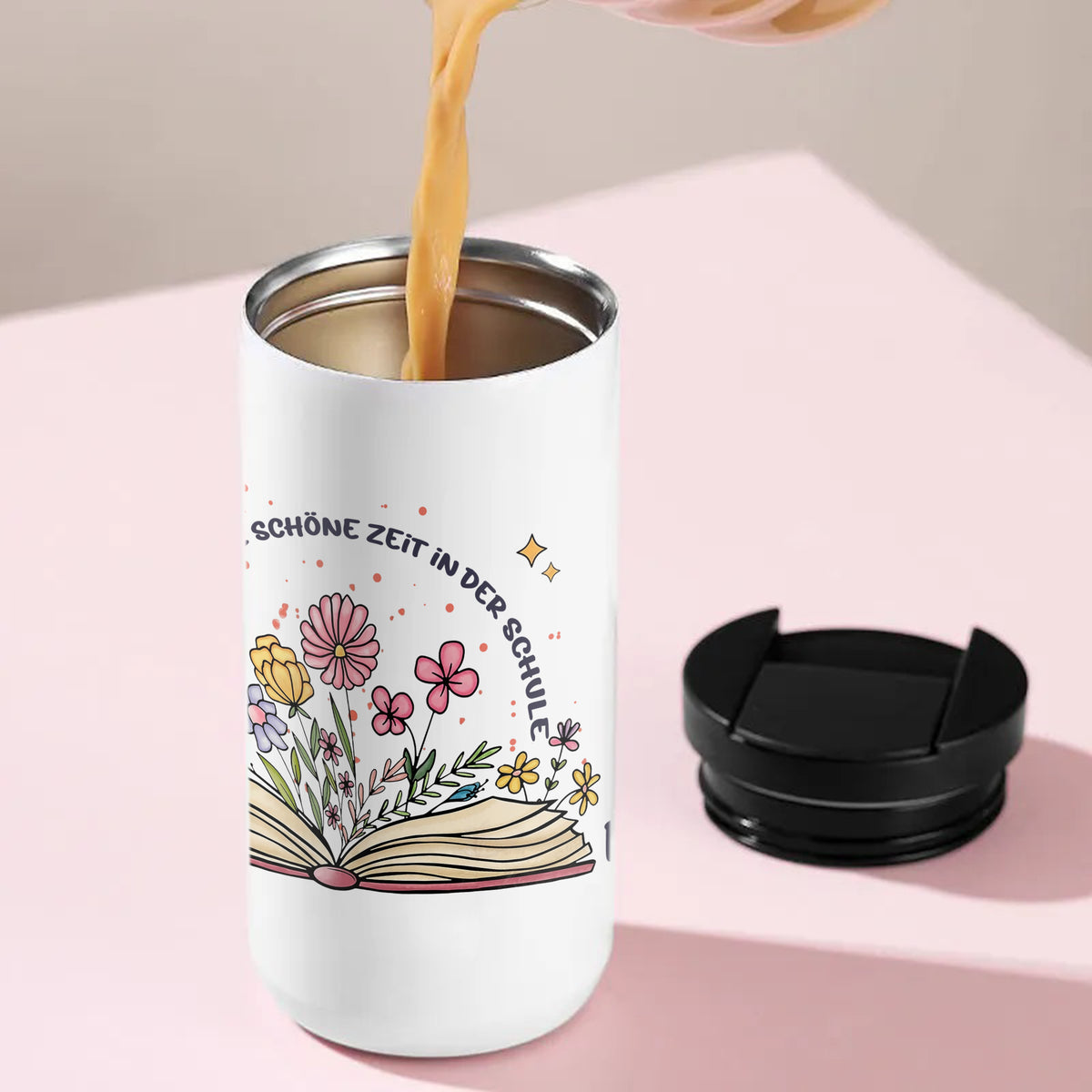Thermo-Kaffeebecher für Lehrer mit Buch und Blumen beim Befüllen
