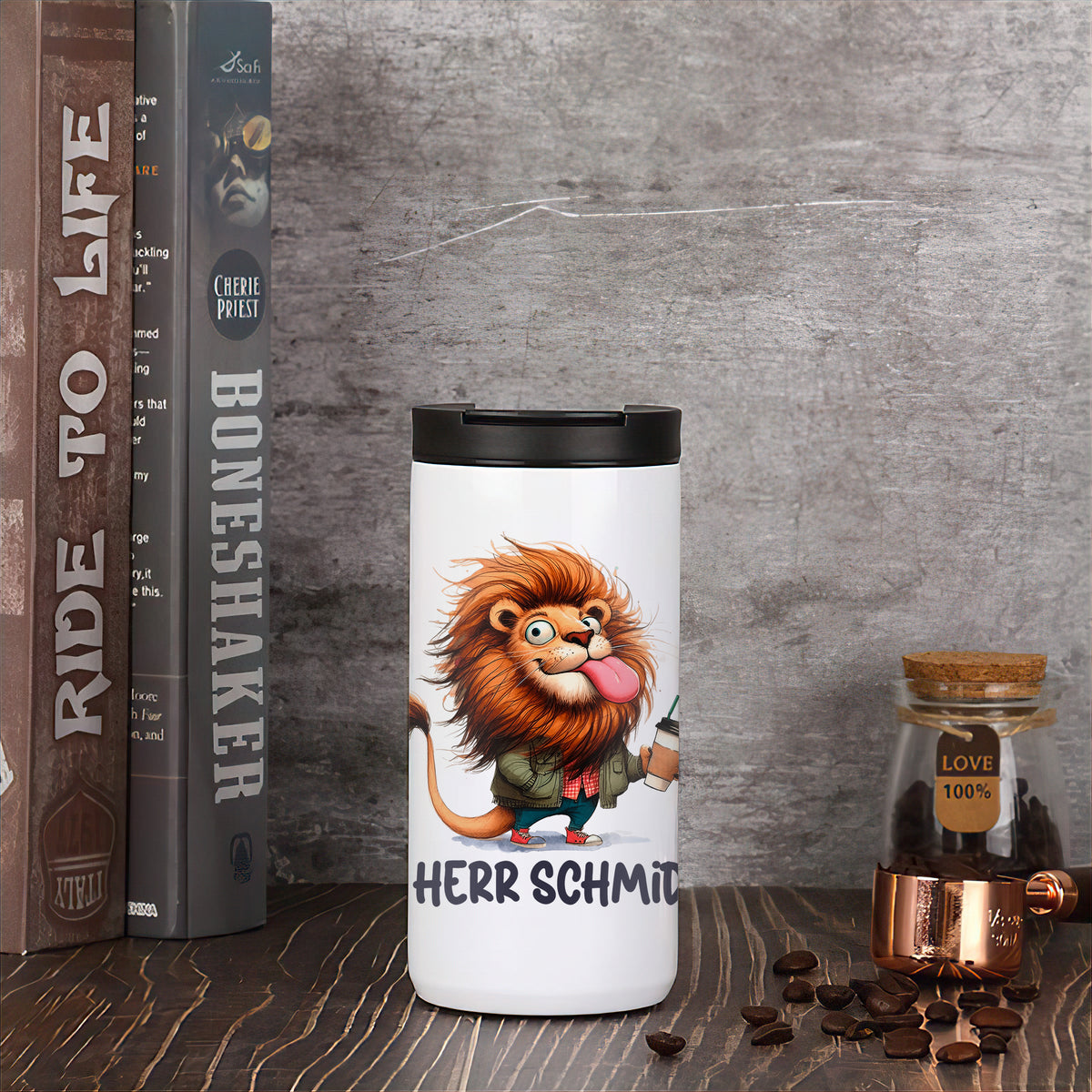 Thermo-Kaffeebecher für Lehrer mit Löwe und Krokodil in Wohnszene