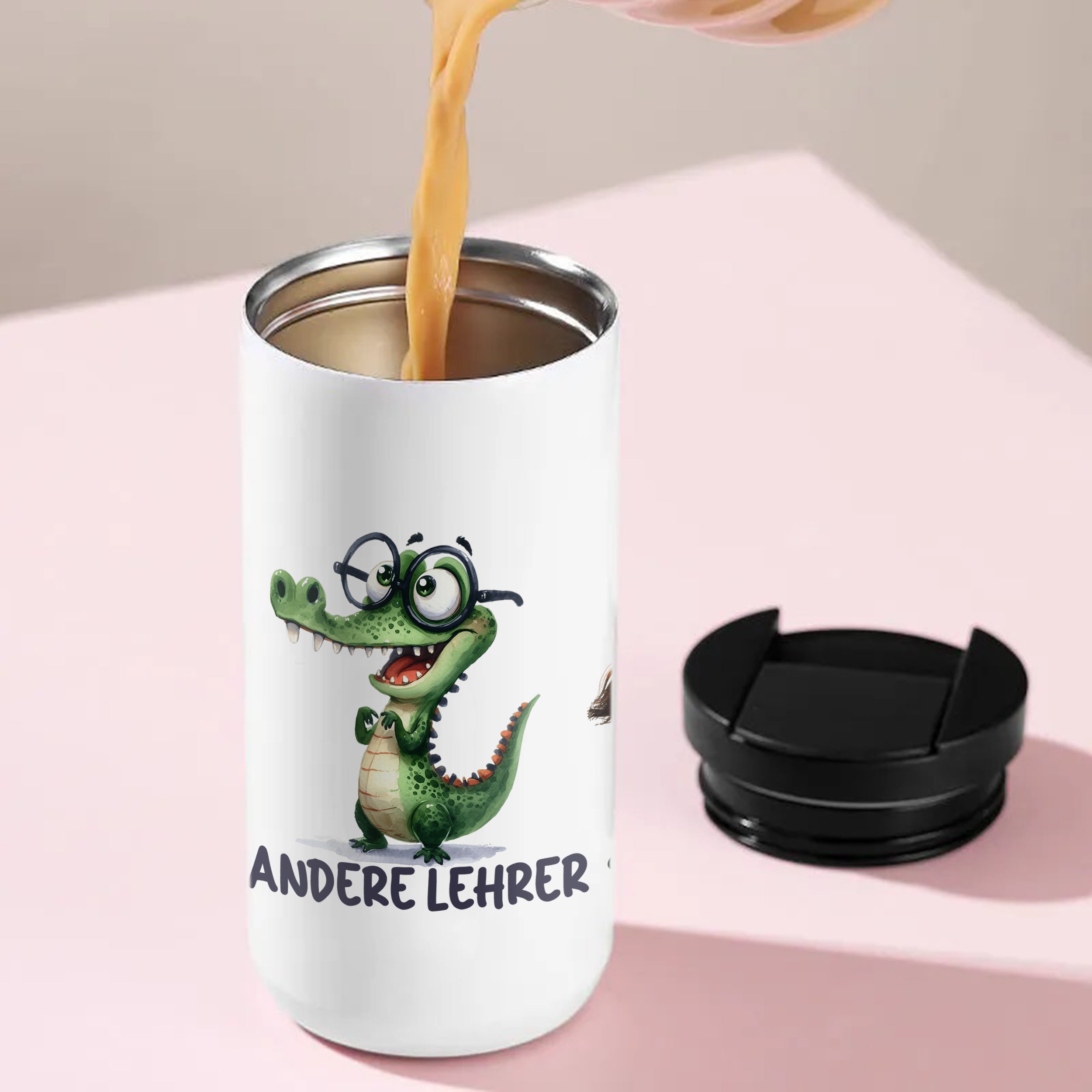 Thermo-Kaffeebecher für Lehrer mit Löwe und Krokodil beim Befüllen