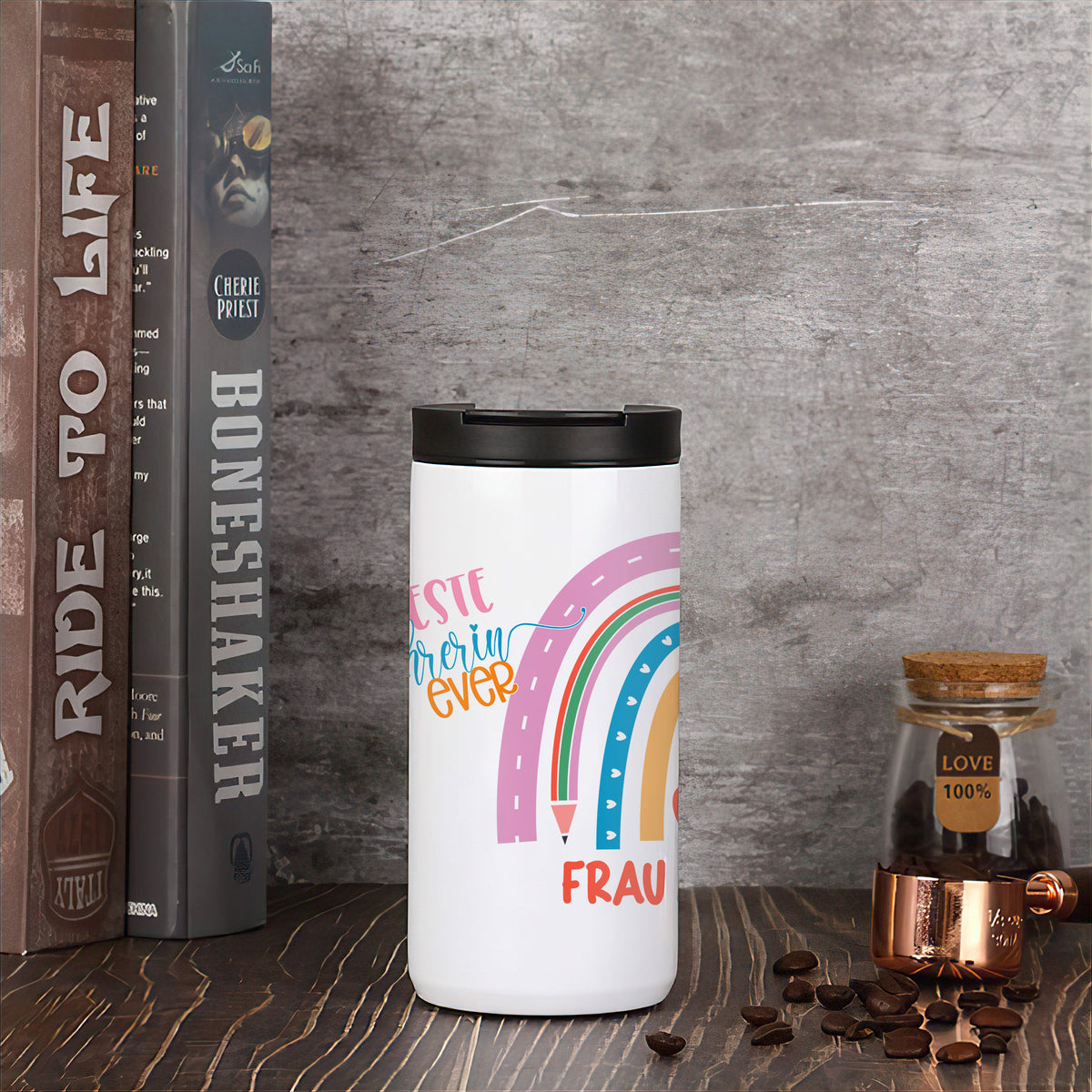 Thermo-Kaffeebecher für Lehrerin mit Regenbogen in Wohnszene