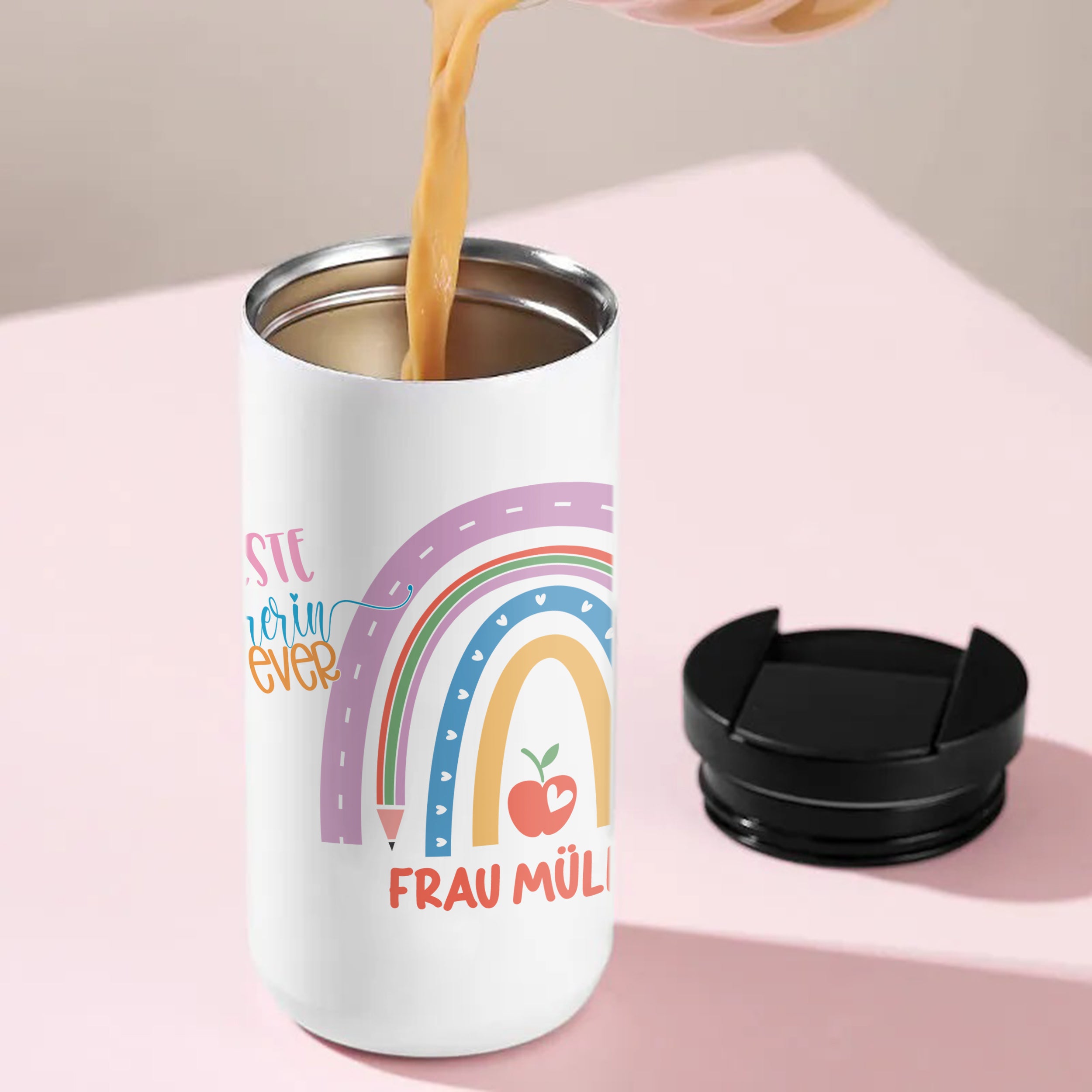 Thermo-Kaffeebecher für Lehrerin mit Regenbogen beim Befüllen
