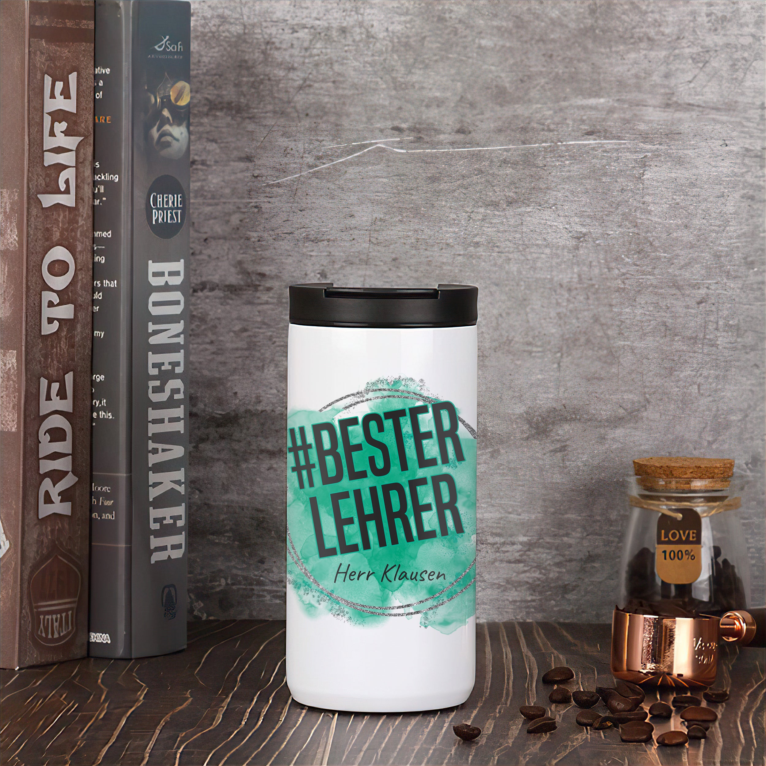Thermo-Kaffeebecher mit Schriftzug Bester Lehrer in Wohnszene