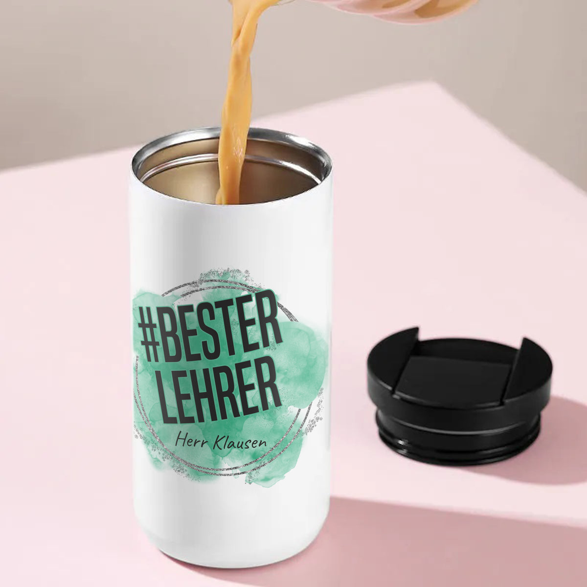 Thermo-Kaffeebecher mit Schriftzug Bester Lehrer beim Befüllen