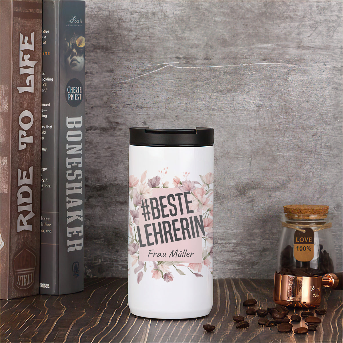 Thermo-Kaffeebecher mit Schriftzug Beste Lehrerin in Wohnszene