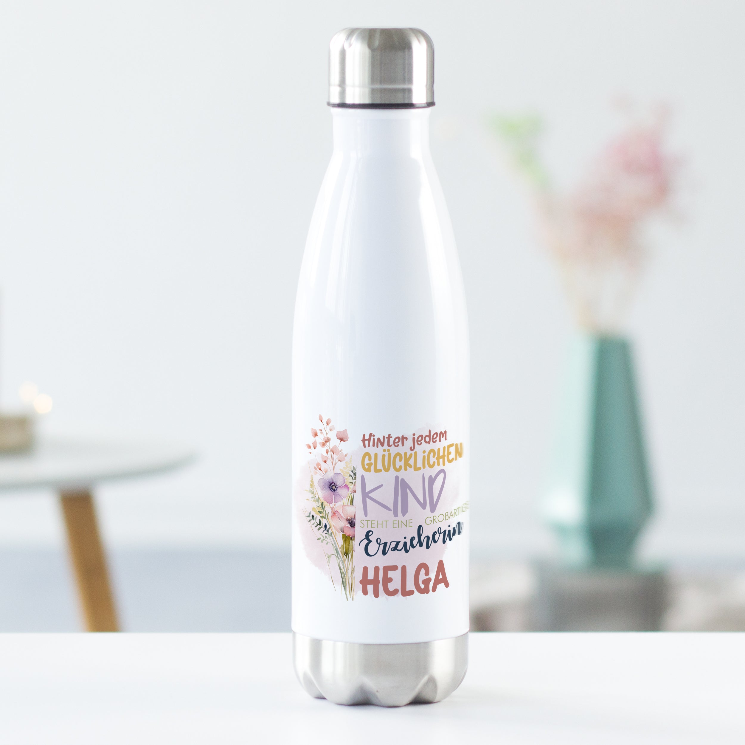 Weiße Edelstahl-Trinkflasche mit buntem Aufdruck für Erzieherin Helga.