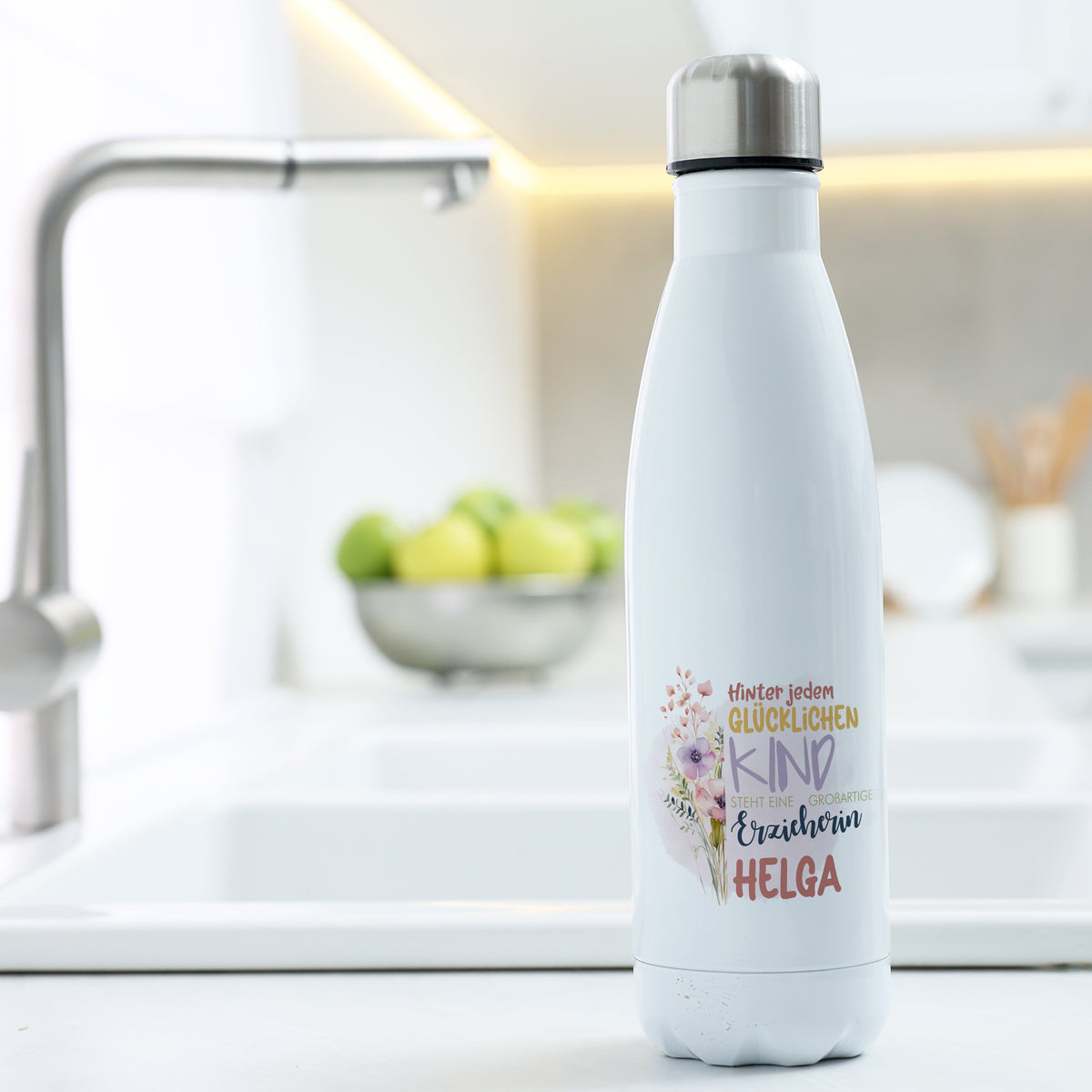 Weiße Edelstahl-Trinkflasche mit buntem, personalisiertem Aufdruck.