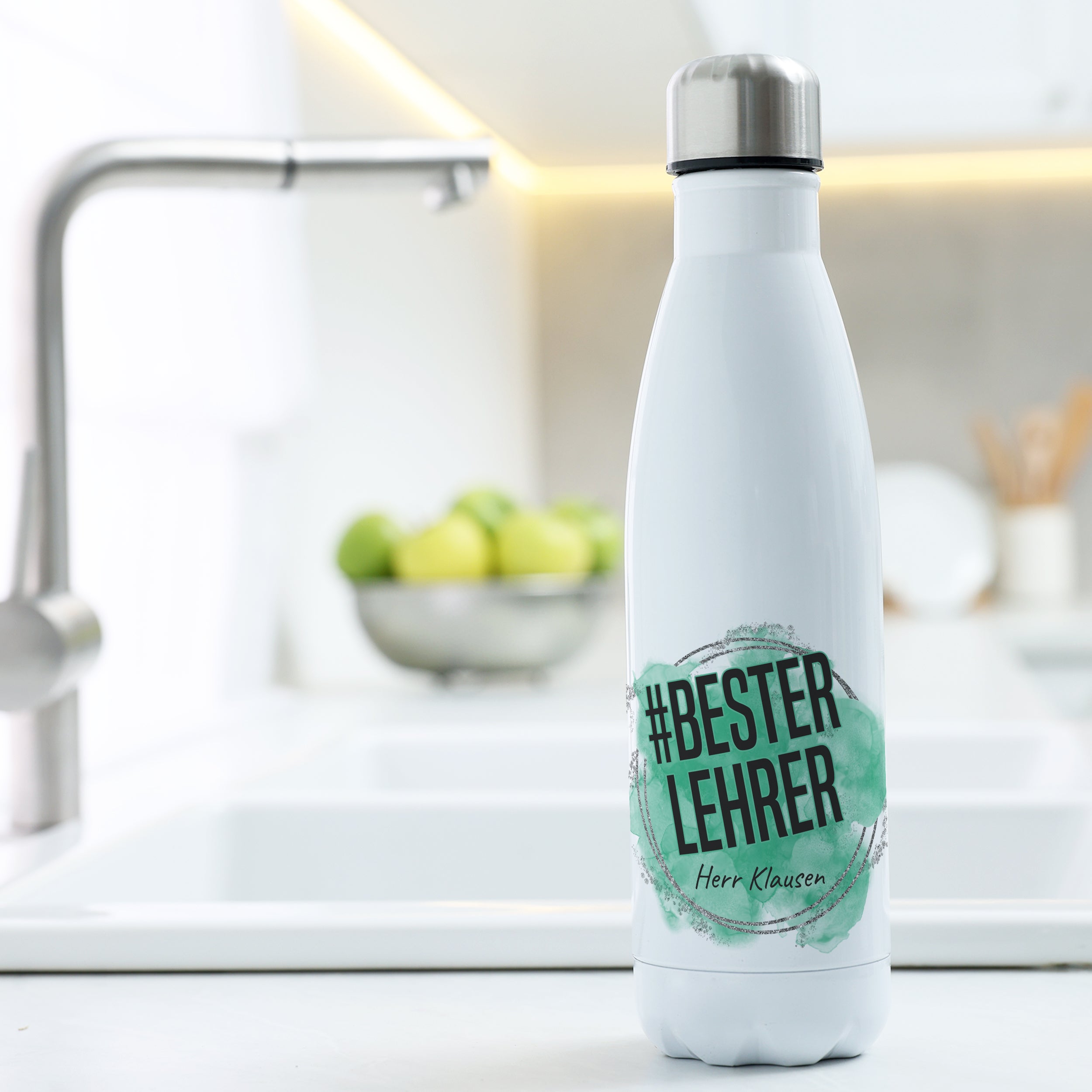 Weiße Wasserflasche mit Aufschrift "#BESTERLEHRER" und grünem Design.
