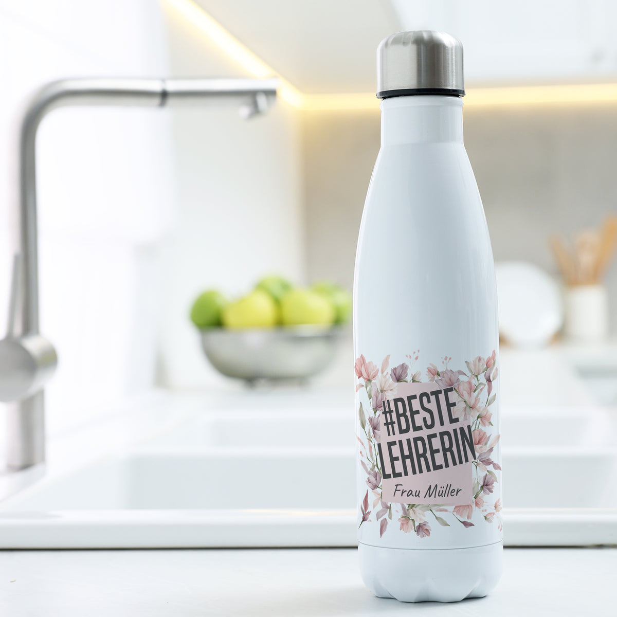 Weiße Trinkflasche mit floralem Design und Aufschrift "#BESTELEHRERIN".