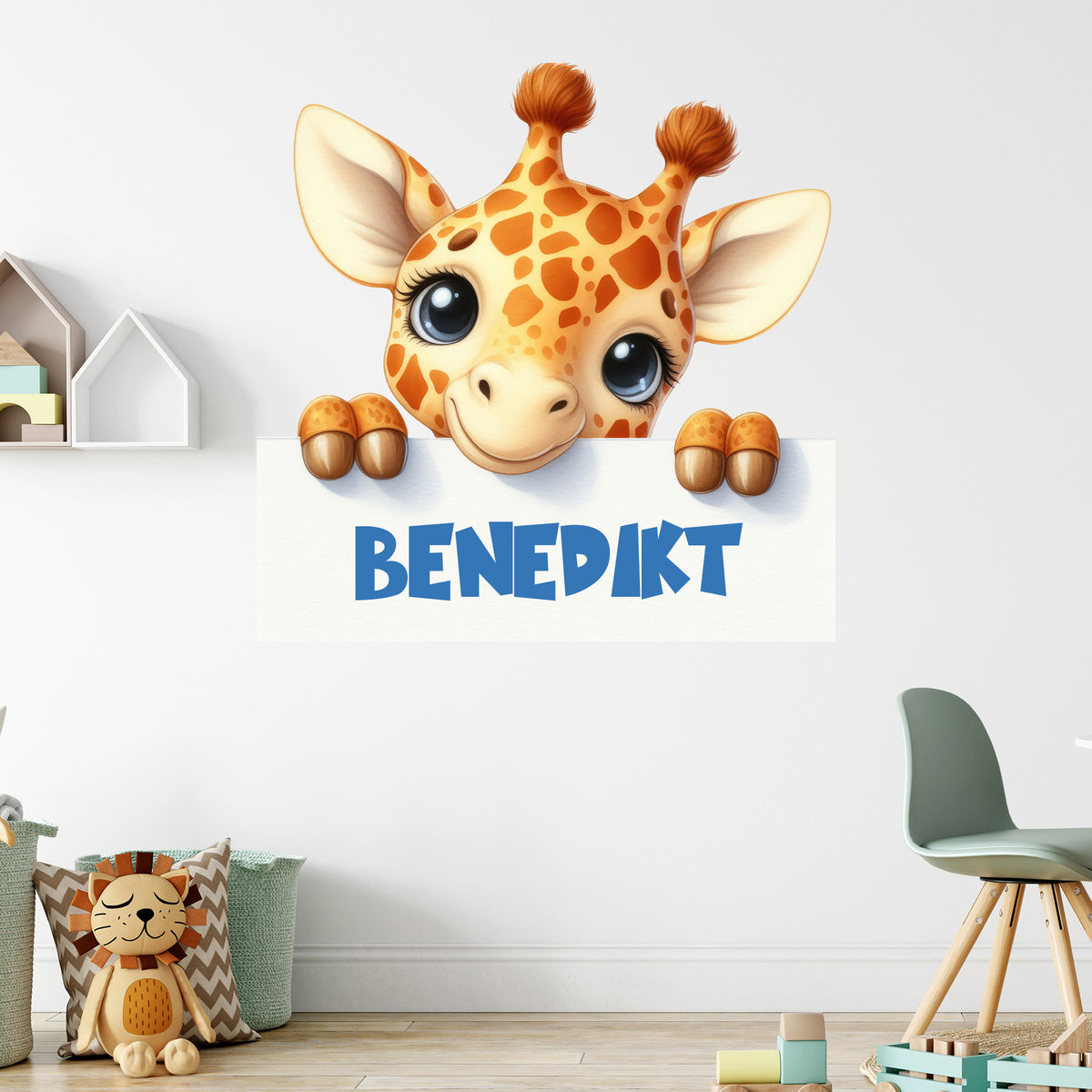 Giraffe mit großen Augen und dem Namen Benedikt.