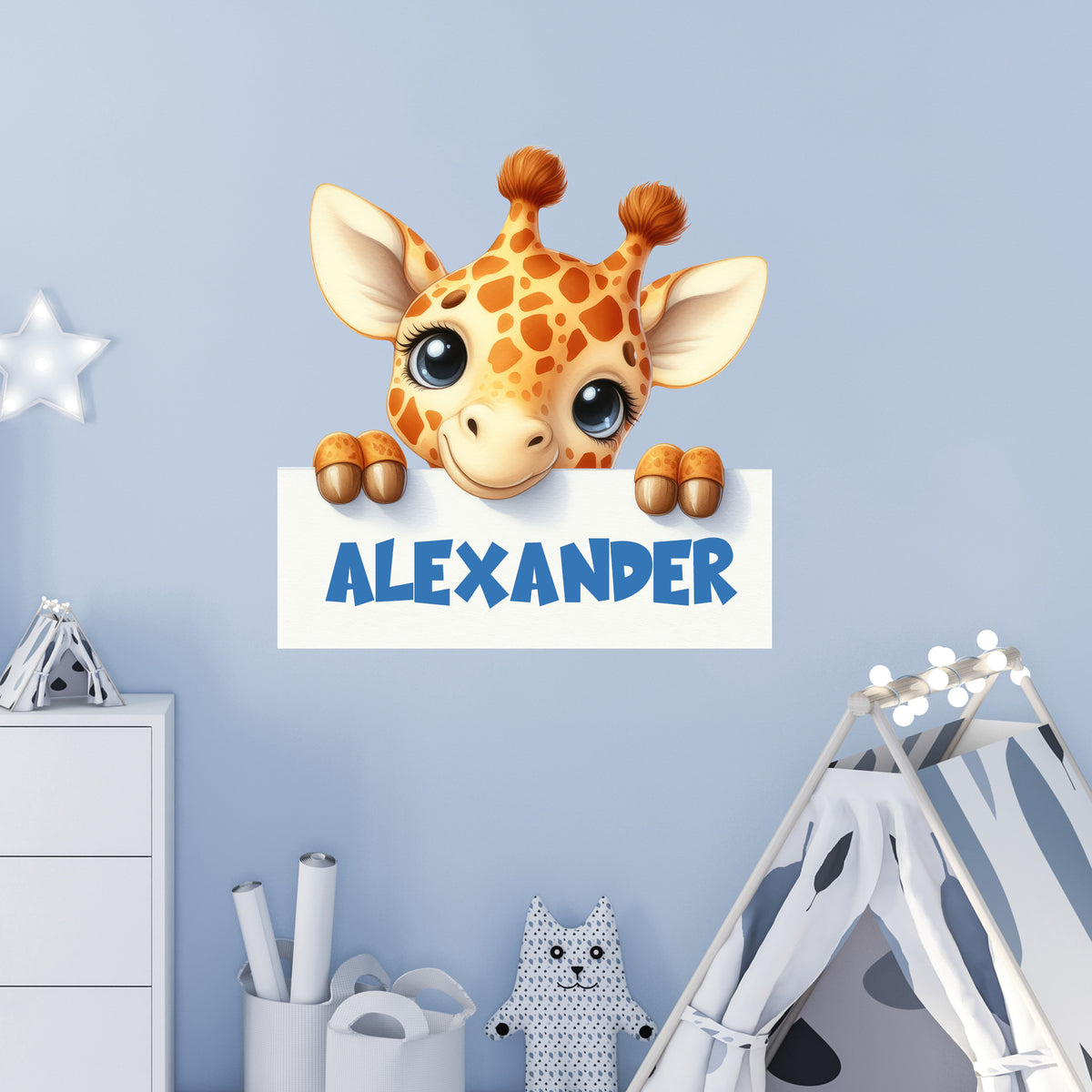 Lustige Giraffe mit Schild „ALEXANDER“ in bunten Farben.