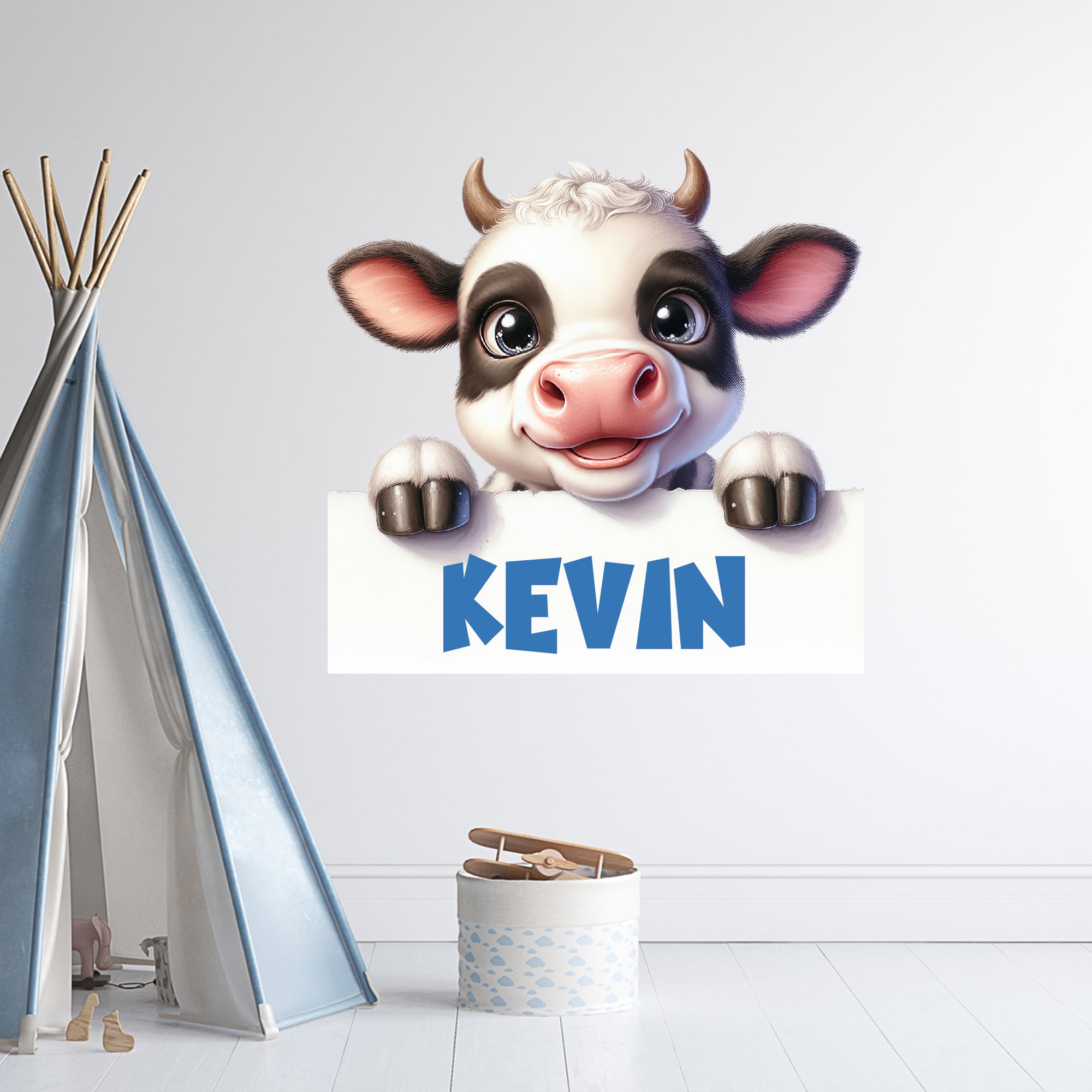 Lustige Kuh mit Schild und Namen "KEVIN" in Blau.