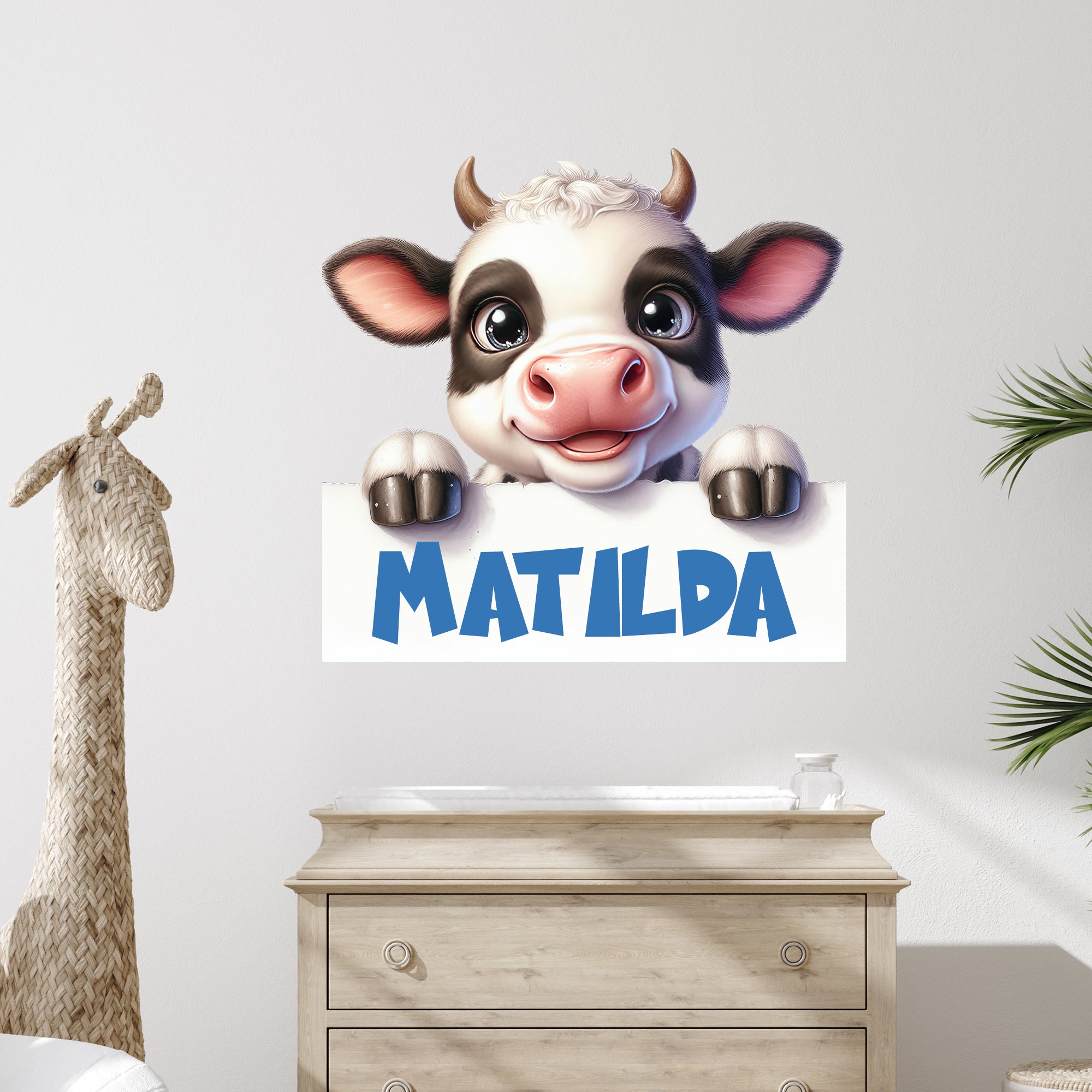 Kuhkopf mit Namen "Matilda" auf weißem Hintergrund.