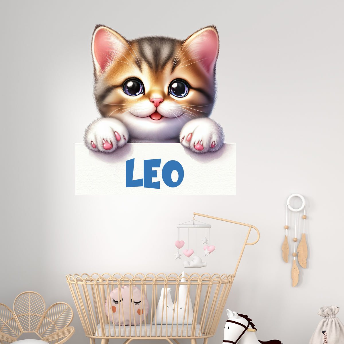 Kätzchen mit Schild "LEO", farbenfroh und niedlich.